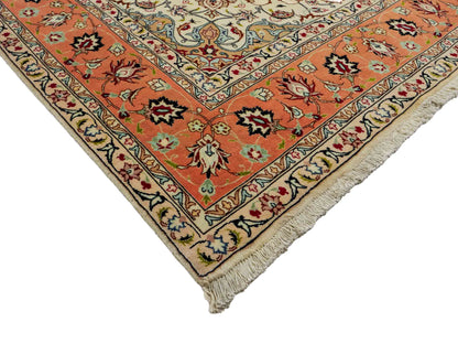 Sehr feiner, handgeknüpfter Khademi Täbriz Perserteppich aus Wolle mit Seide, creme, orange. 308x207 cm. Verkauf durch Jupiter Intl.