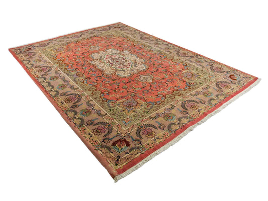 Sehr feiner, handgeknüpfter Khademi Täbriz Perserteppich aus Wolle mit Seide, orange. 344x251 cm. Verkauf durch Jupiter Intl.