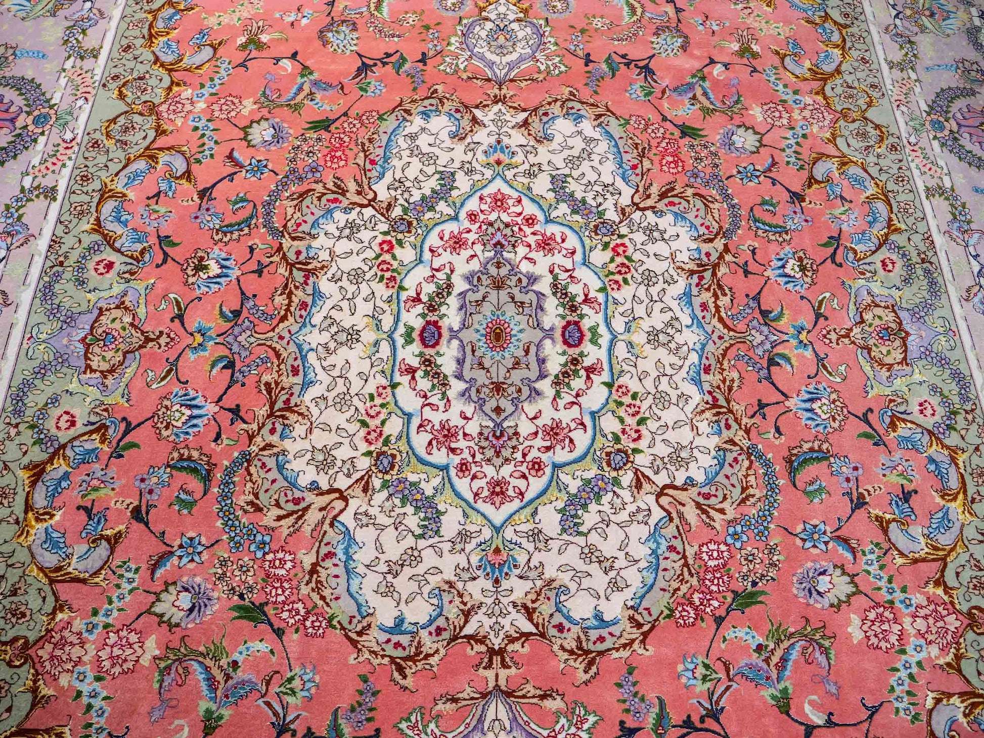Sehr feiner, handgeknüpfter Khademi Täbriz Perserteppich aus Wolle mit Seide, orange. 344x251 cm. Verkauf durch Jupiter Intl.