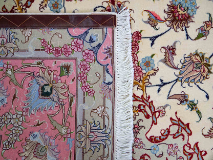 Sehr feiner, handgeknüpfter Khademi Täbriz Perserteppich aus Wolle mit Seide, creme, pink. 350x246 cm. Verkauf durch Jupiter Intl.