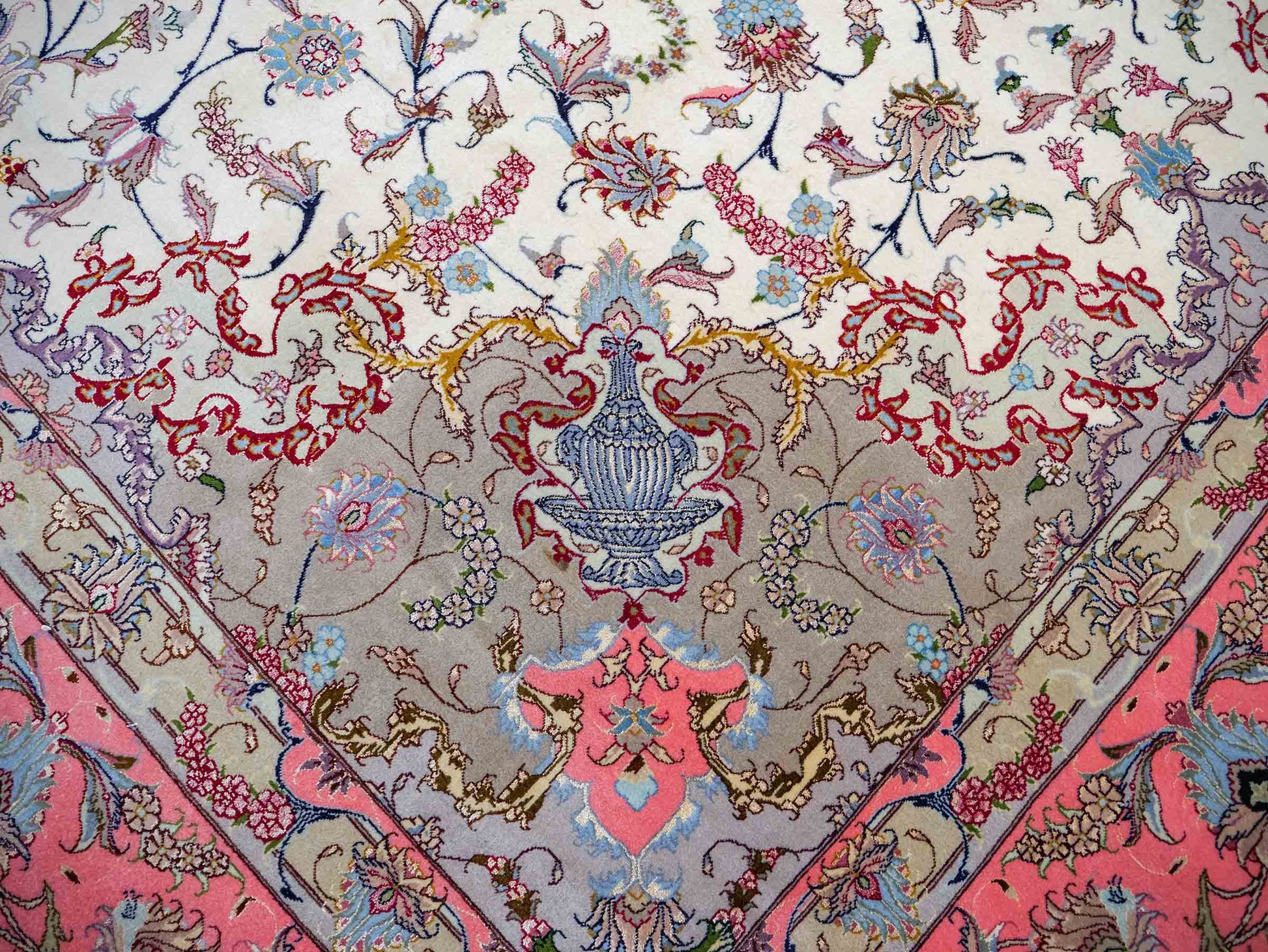 Sehr feiner, handgeknüpfter Khademi Täbriz Perserteppich aus Wolle mit Seide, creme, pink. 350x246 cm. Verkauf durch Jupiter Intl.
