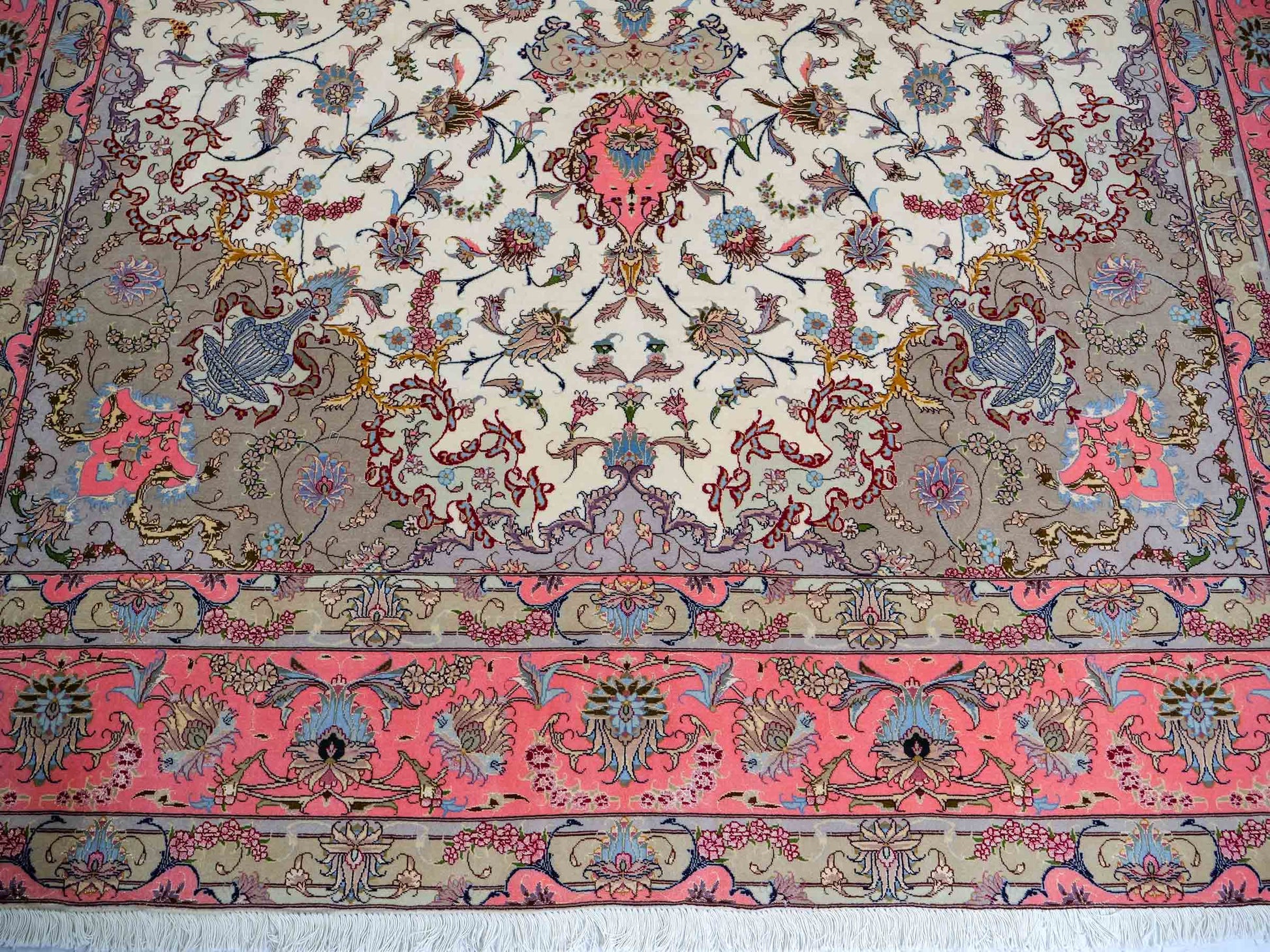 Sehr feiner, handgeknüpfter Khademi Täbriz Perserteppich aus Wolle mit Seide, creme, pink. 350x246 cm. Verkauf durch Jupiter Intl.