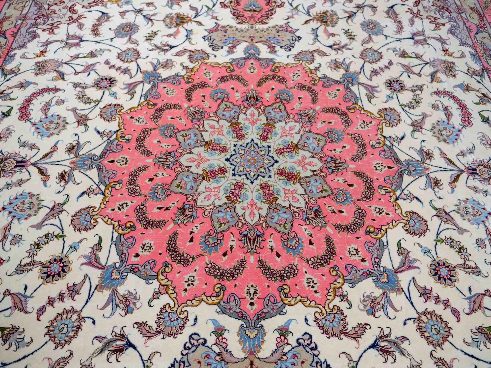 Sehr feiner, handgeknüpfter Khademi Täbriz Perserteppich aus Wolle mit Seide, creme, pink. 350x246 cm. Verkauf durch Jupiter Intl.