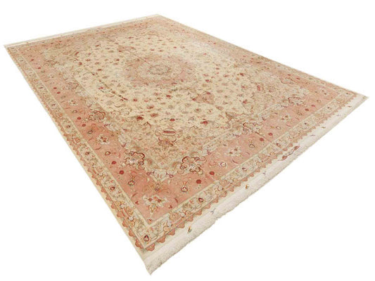 Sehr feiner, handgeknüpfter Täbriz Perserteppich aus Wolle mit Seide von Khademi, creme, rosa. 416x296 cm. Verkauf durch Jupiter Intl.