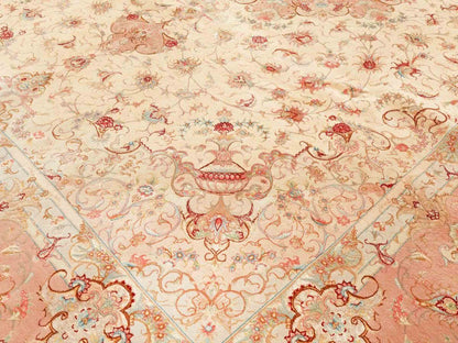 Sehr feiner, handgeknüpfter Täbriz Perserteppich aus Wolle mit Seide von Khademi, creme, rosa. 416x296 cm. Verkauf durch Jupiter Intl.