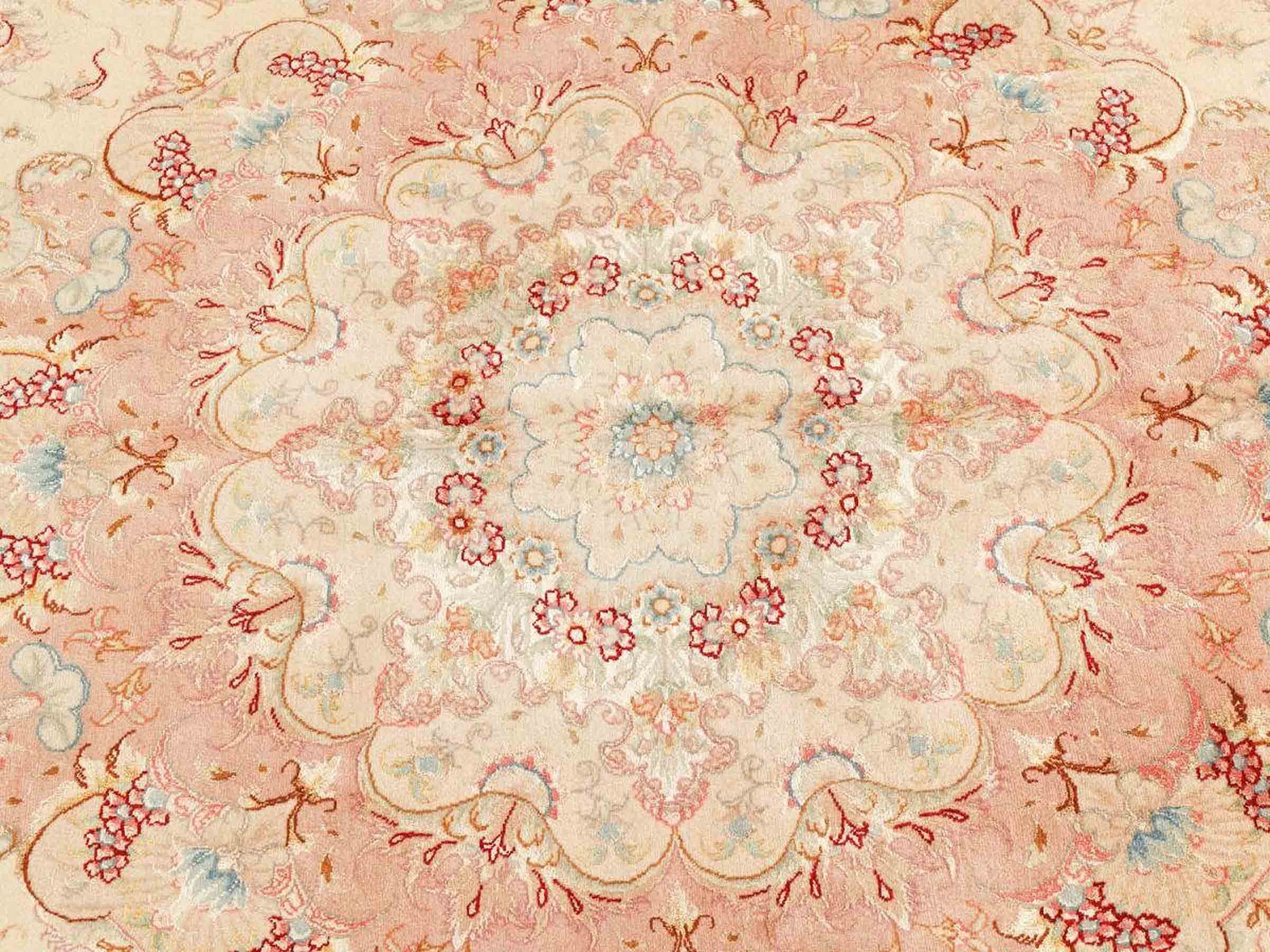 Sehr feiner, handgeknüpfter Täbriz Perserteppich aus Wolle mit Seide von Khademi, creme, rosa. 416x296 cm. Verkauf durch Jupiter Intl.