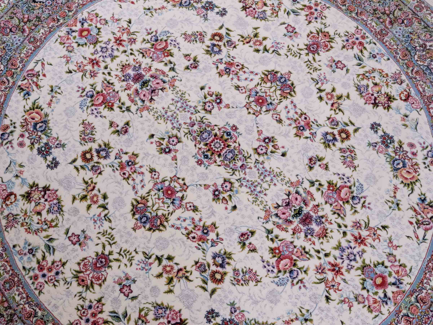 Persischer Maschinenteppich von Khademi aus Acryl, rund, creme, Allover-Täbriz-Design, Größe: 150 x 150 cm. Made in Iran. Teppichnummer: KB4-1838. Verkauf durch Jupiter Intl.