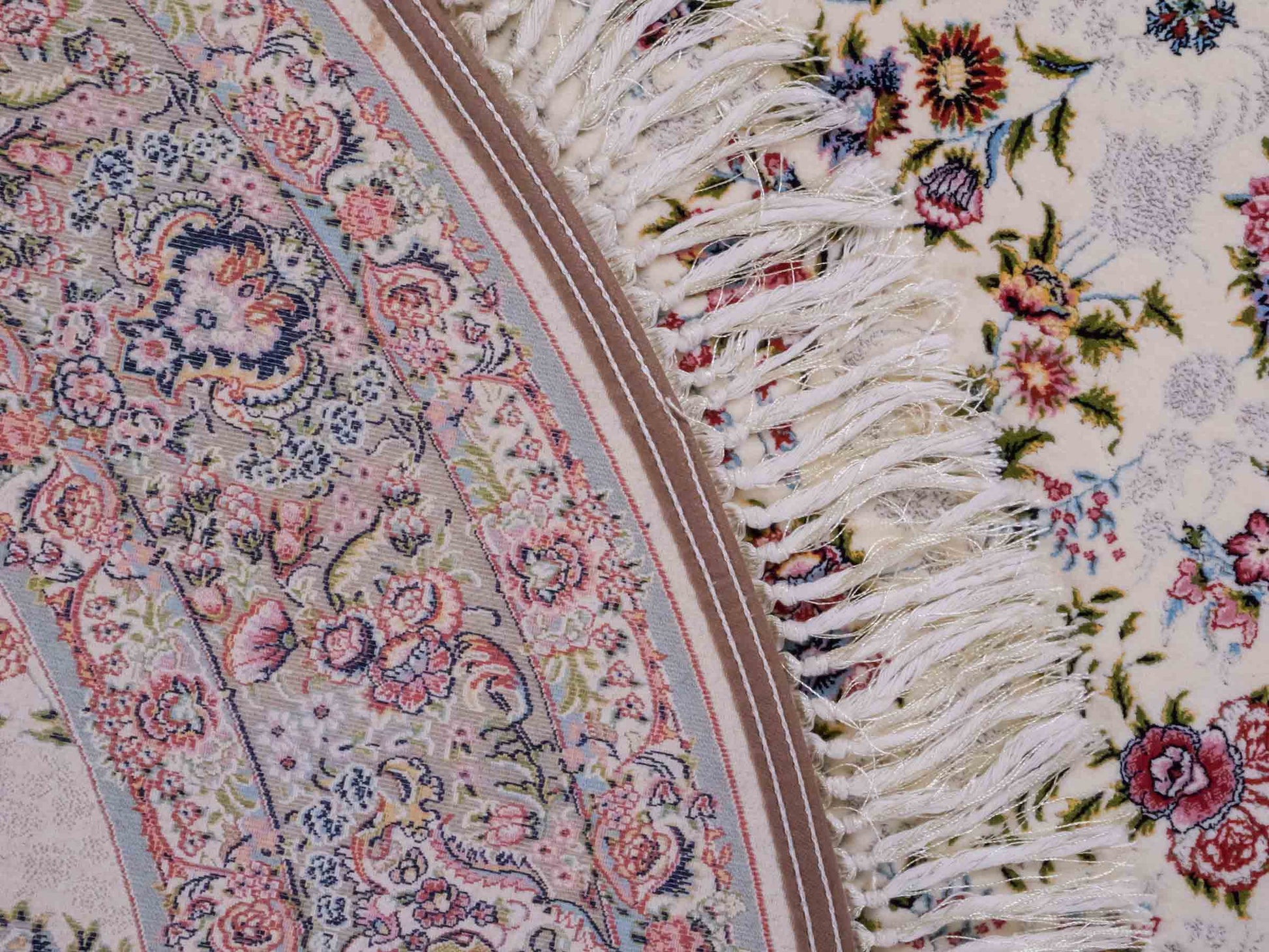 Persischer Maschinenteppich von Khademi aus Acryl, rund, creme, Allover-Täbriz-Design, Größe: 150 x 150 cm. Made in Iran. Teppichnummer: KB4-1838. Verkauf durch Jupiter Intl.
