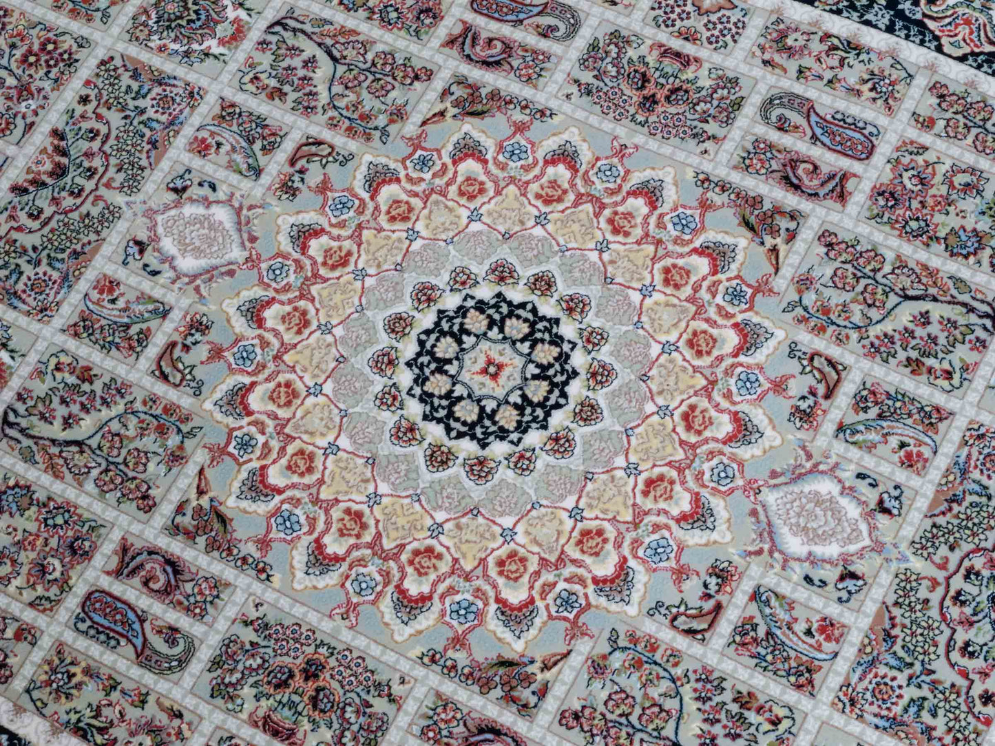 Persischer Läufer-Maschinenteppich von Khademi aus Acryl, grau, Ghom-Medaillon-Design, Größe: 300 x 100 cm. Made in Iran. Teppichnummer: KB4-1835. Verkauf durch Jupiter Intl.
