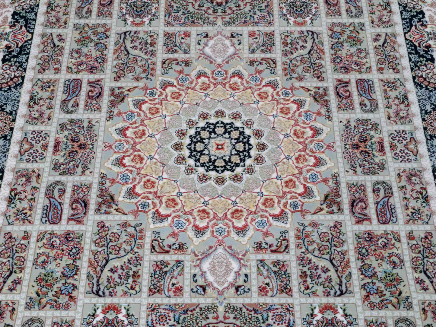 Persischer Läufer-Maschinenteppich von Khademi aus Acryl, grau, Ghom-Medaillon-Design, Größe: 300 x 100 cm. Made in Iran. Teppichnummer: KB4-1835. Verkauf durch Jupiter Intl.