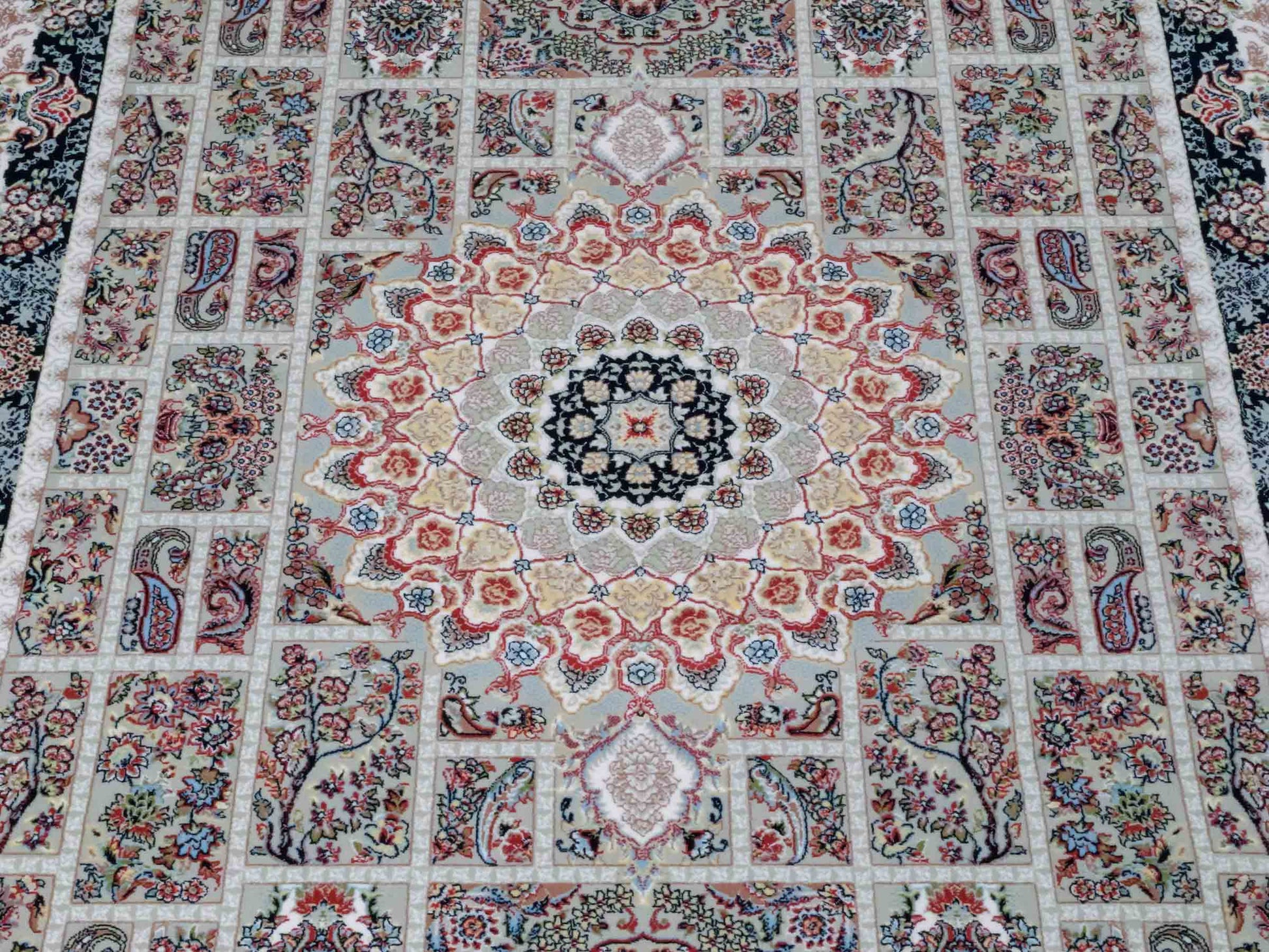 Persischer Läufer-Maschinenteppich von Khademi aus Acryl, grau, Ghom-Medaillon-Design, Größe: 300 x 100 cm. Made in Iran. Teppichnummer: KB4-1835. Verkauf durch Jupiter Intl.