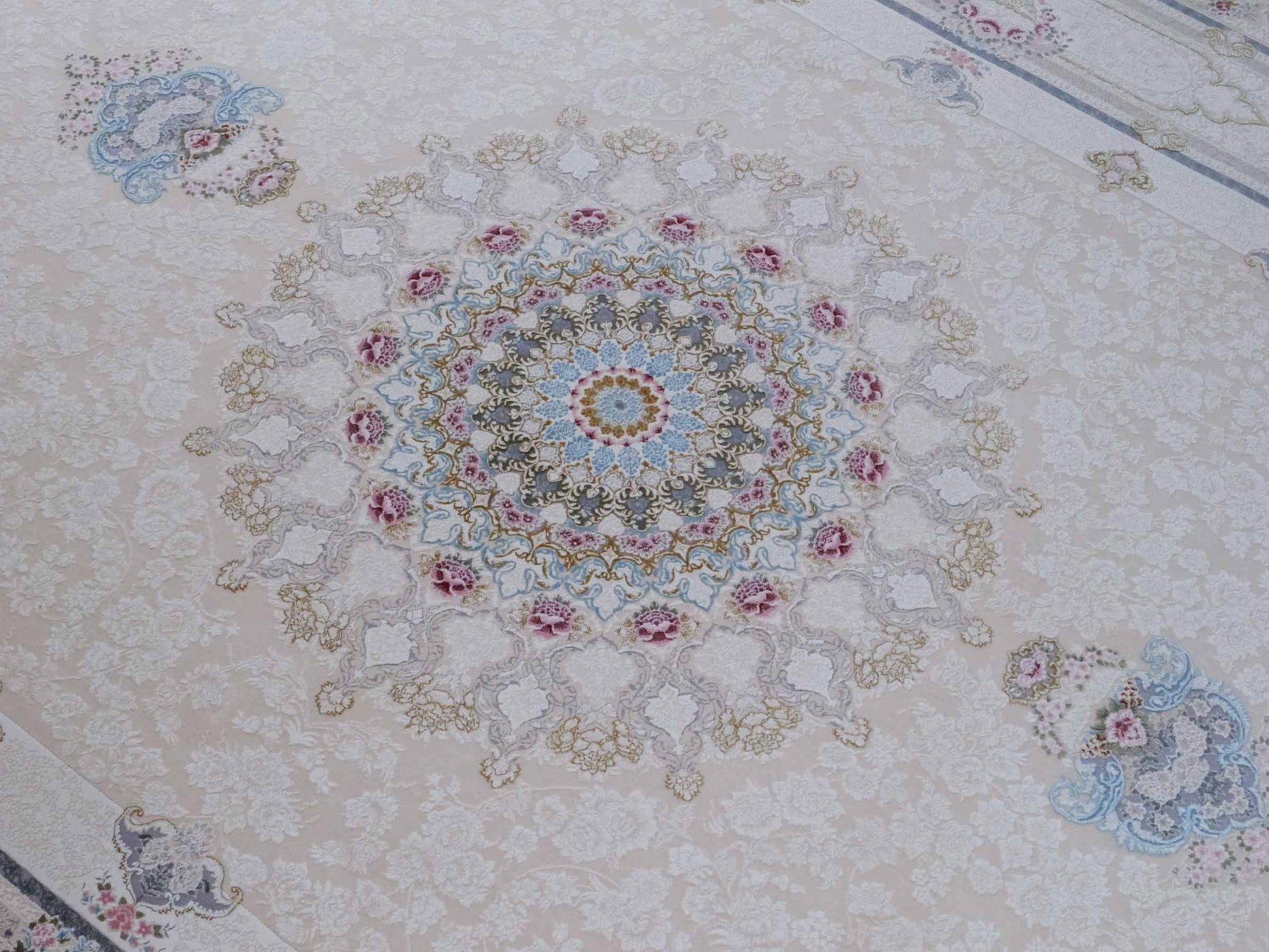 Persischer Maschinenteppich von Khademi aus Acryl, cremeweiß, Ghom-Medaillon-Design, Größe: 300 x 200 cm. Made in Iran. Teppichnummer: KB4-1831. Verkauf durch Jupiter Intl.