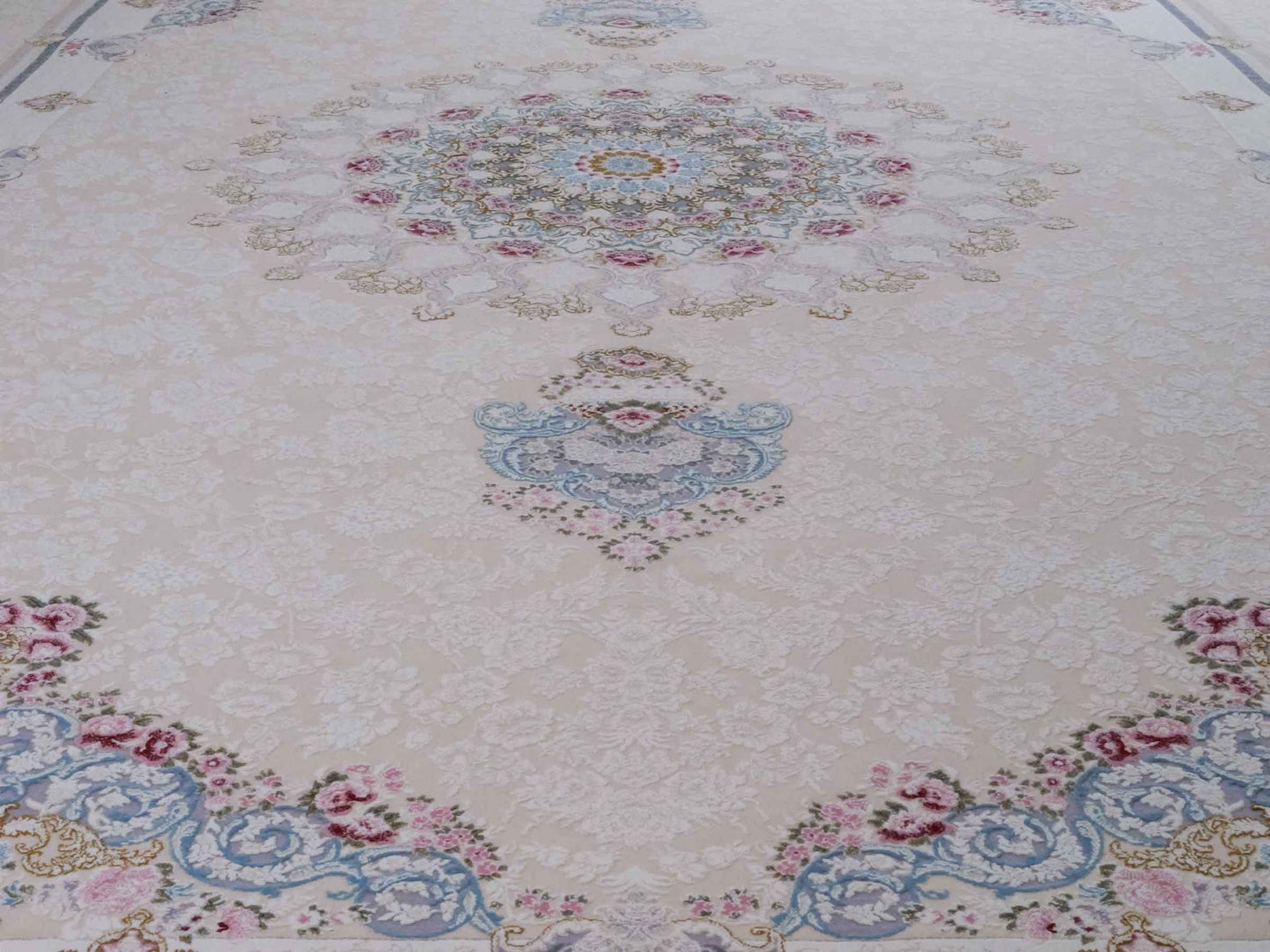 Persischer Maschinenteppich von Khademi aus Acryl, cremeweiß, Ghom-Medaillon-Design, Größe: 300 x 200 cm. Made in Iran. Teppichnummer: KB4-1831. Verkauf durch Jupiter Intl.