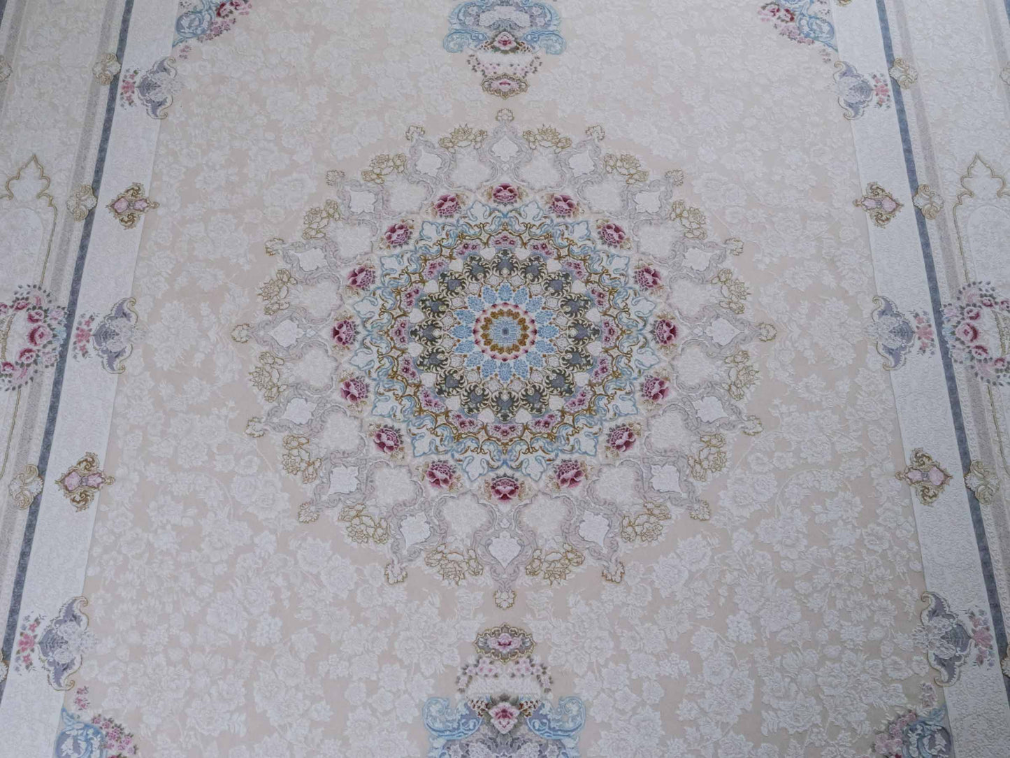 Persischer Maschinenteppich von Khademi aus Acryl, cremeweiß, Ghom-Medaillon-Design, Größe: 300 x 200 cm. Made in Iran. Teppichnummer: KB4-1831. Verkauf durch Jupiter Intl.