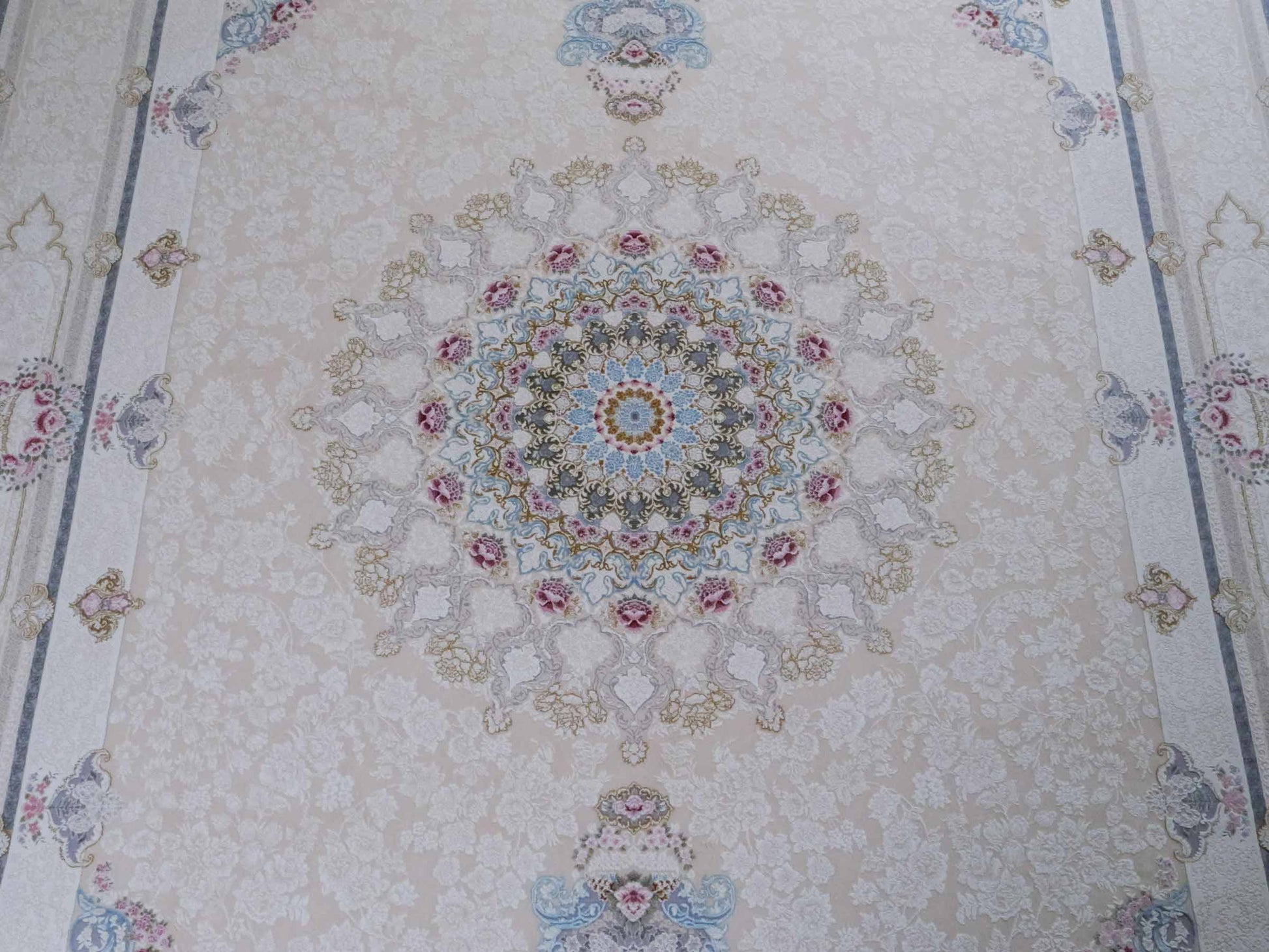 Persischer Maschinenteppich von Khademi aus Acryl, cremeweiß, Ghom-Medaillon-Design, Größe: 300 x 200 cm. Made in Iran. Teppichnummer: KB4-1831. Verkauf durch Jupiter Intl.