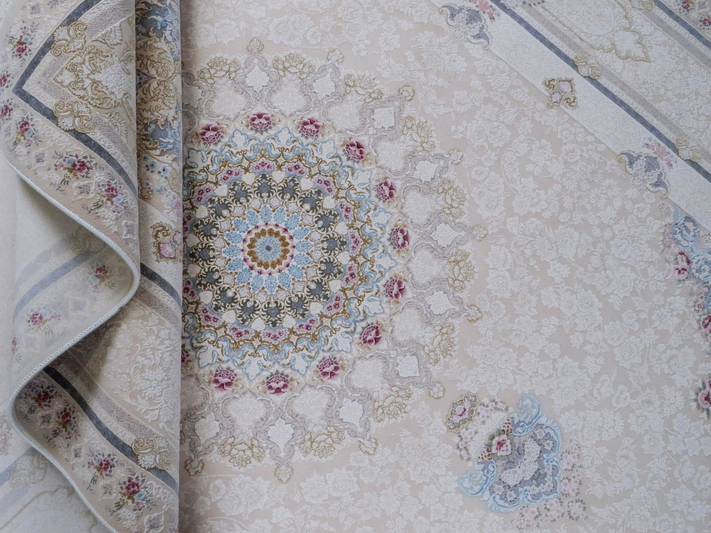Persischer Maschinenteppich von Khademi aus Acryl, cremeweiß, Ghom-Medaillon-Design, Größe: 300 x 200 cm. Made in Iran. Teppichnummer: KB4-1831. Verkauf durch Jupiter Intl.