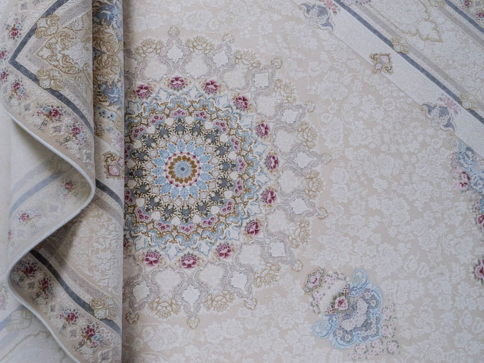 Persischer Maschinenteppich von Khademi aus Acryl, cremeweiß, Ghom-Medaillon-Design, Größe: 300 x 200 cm. Made in Iran. Teppichnummer: KB4-1831. Verkauf durch Jupiter Intl.
