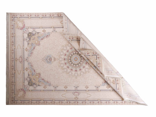 Persischer Maschinenteppich von Khademi aus Acryl, cremeweiß, Ghom-Medaillon-Design, Größe: 300 x 200 cm. Made in Iran. Teppichnummer: KB4-1831. Verkauf durch Jupiter Intl.