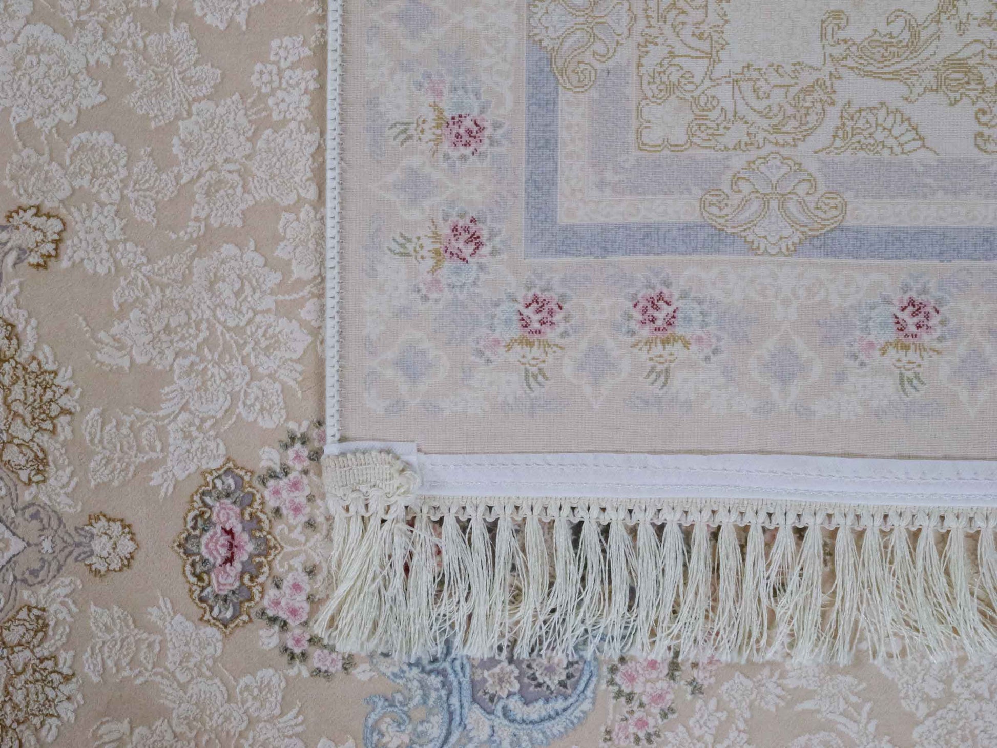 Persischer Maschinenteppich von Khademi aus Acryl, cremeweiß, Ghom-Medaillon-Design, Größe: 300 x 200 cm. Made in Iran. Teppichnummer: KB4-1831. Verkauf durch Jupiter Intl.