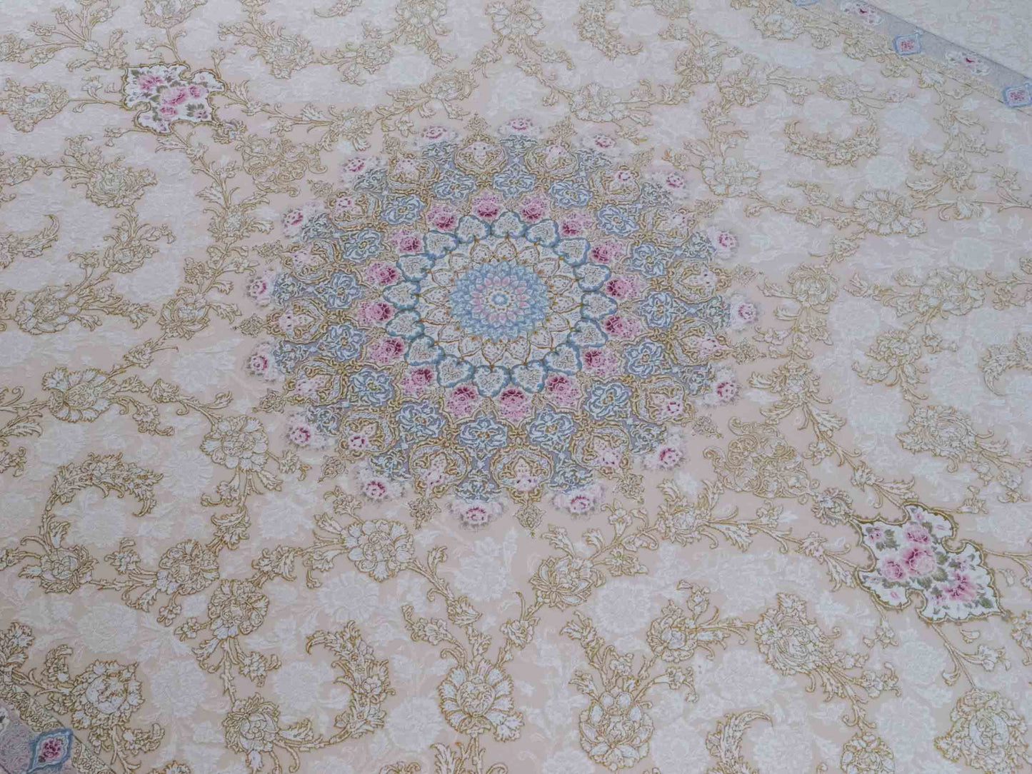 Persischer Maschinenteppich von Khademi aus Acryl, creme, Täbriz-Medaillon-Design, Größe: 300 x 200 cm. Made in Iran. Teppichnummer: KB4-1833. Verkauf durch Jupiter Intl.
