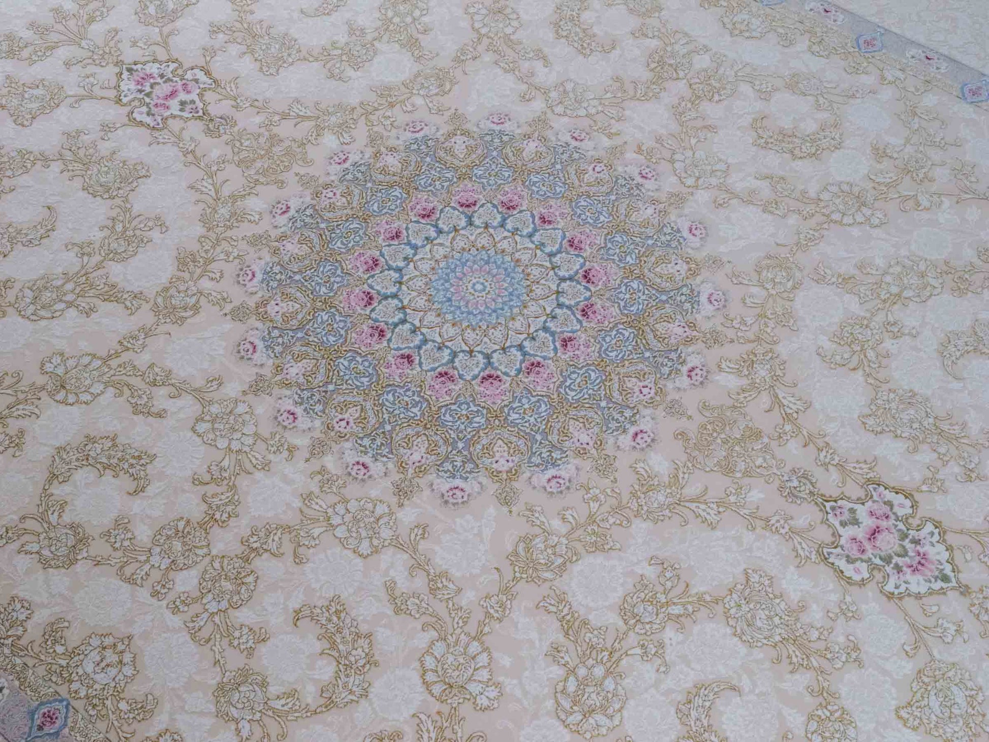 Persischer Maschinenteppich von Khademi aus Acryl, creme, Täbriz-Medaillon-Design, Größe: 300 x 200 cm. Made in Iran. Teppichnummer: KB4-1833. Verkauf durch Jupiter Intl.