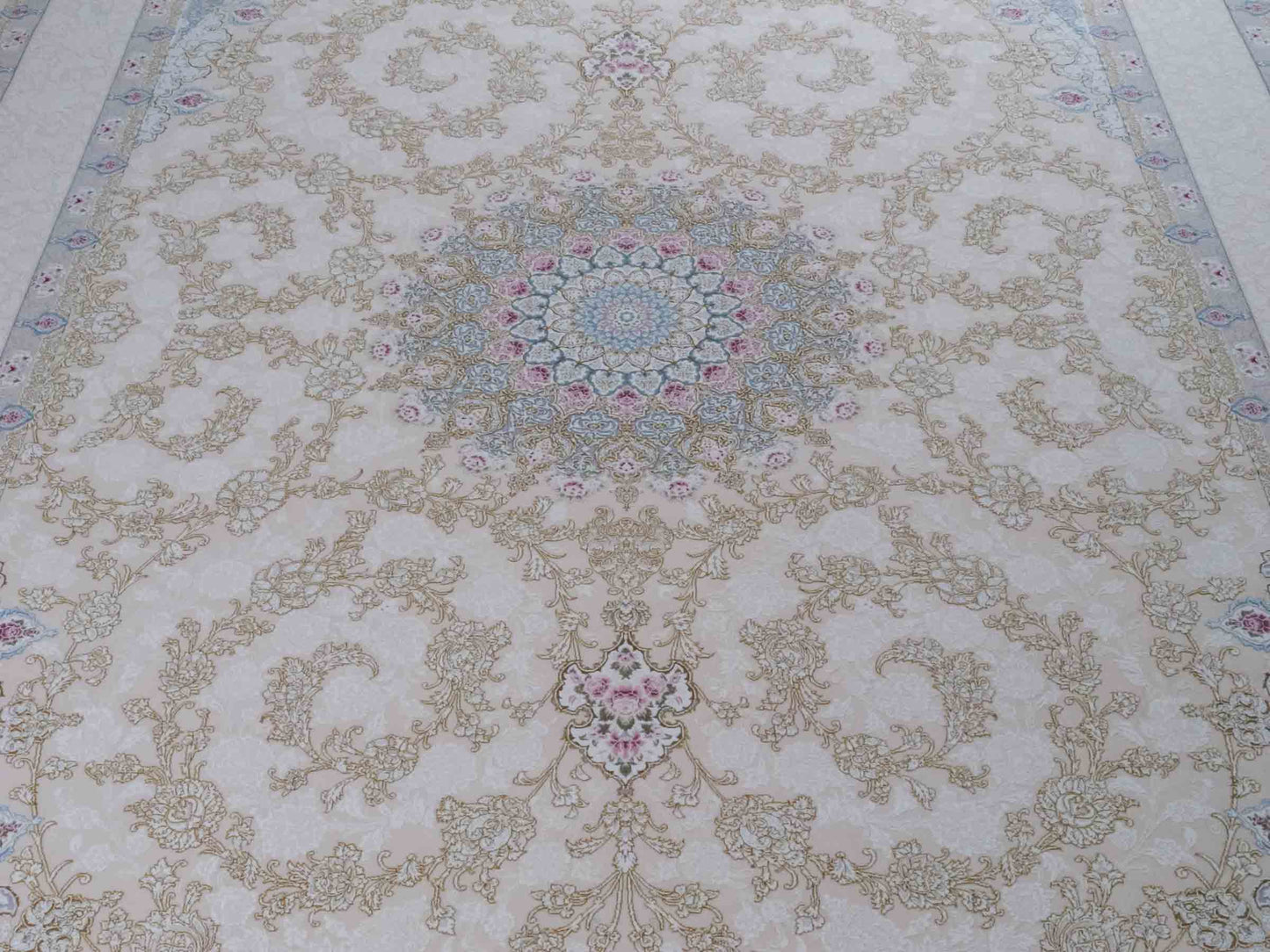 Persischer Maschinenteppich von Khademi aus Acryl, creme, Täbriz-Medaillon-Design, Größe: 300 x 200 cm. Made in Iran. Teppichnummer: KB4-1833. Verkauf durch Jupiter Intl.