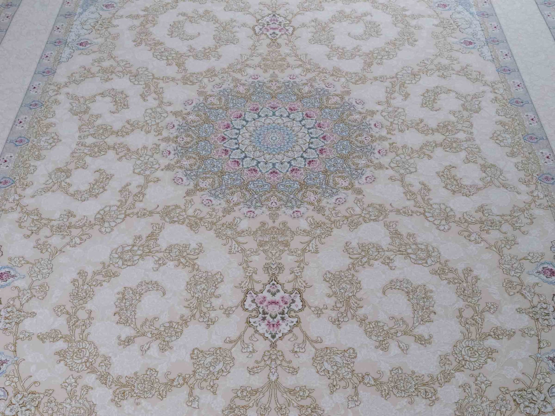 Persischer Maschinenteppich von Khademi aus Acryl, creme, Täbriz-Medaillon-Design, Größe: 300 x 200 cm. Made in Iran. Teppichnummer: KB4-1833. Verkauf durch Jupiter Intl.