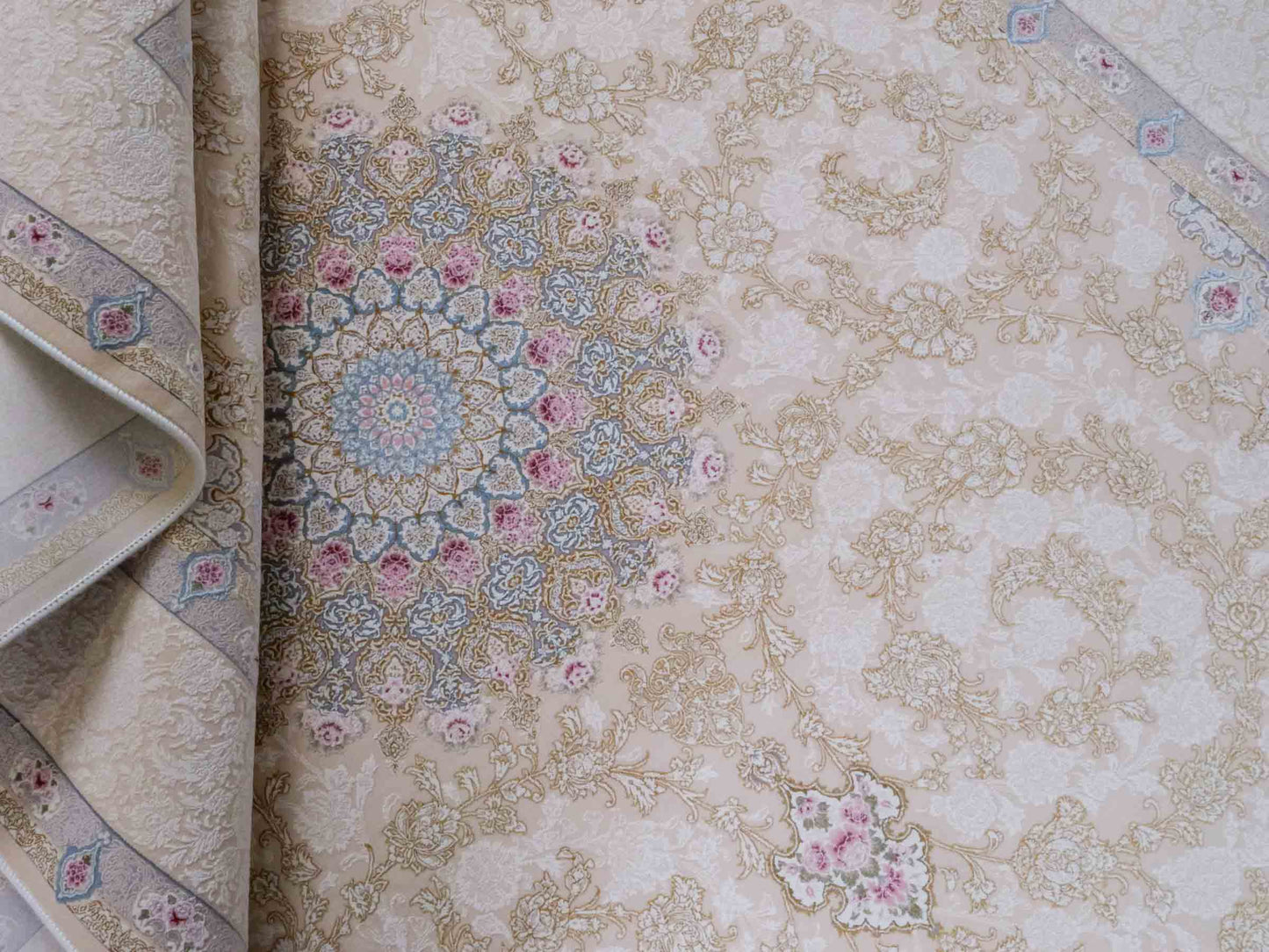 Persischer Maschinenteppich von Khademi aus Acryl, creme, Täbriz-Medaillon-Design, Größe: 300 x 200 cm. Made in Iran. Teppichnummer: KB4-1833. Verkauf durch Jupiter Intl.