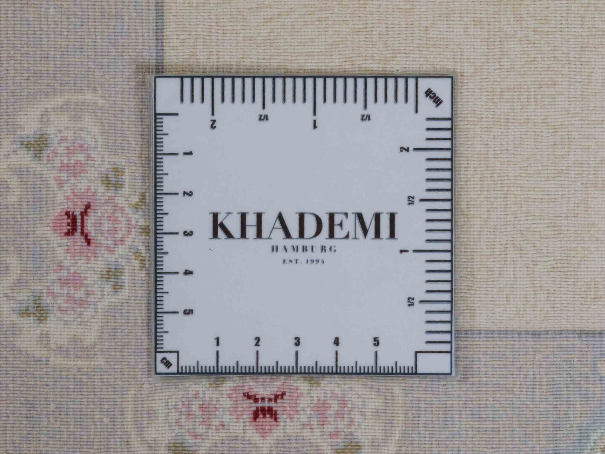 Persischer Maschinenteppich von Khademi aus Acryl, creme, Täbriz-Medaillon-Design, Größe: 300 x 200 cm. Made in Iran. Teppichnummer: KB4-1833. Verkauf durch Jupiter Intl.