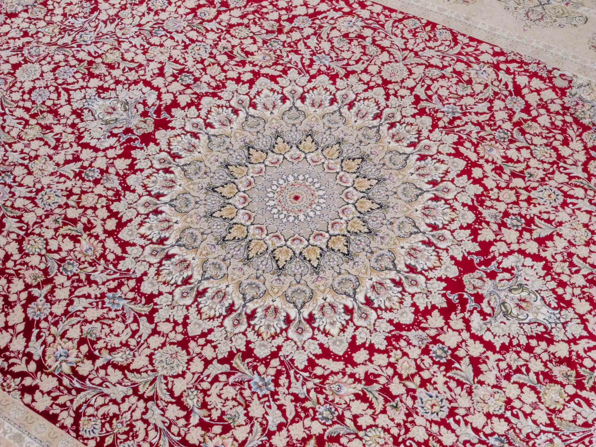 Persischer Maschinenteppich von Khademi aus Acryl, rot, Täbriz-Medaillon-Design, Größe: 300 x 200 cm. Made in Iran. Teppichnummer: KB4-1832. Verkauf durch Jupiter Intl.