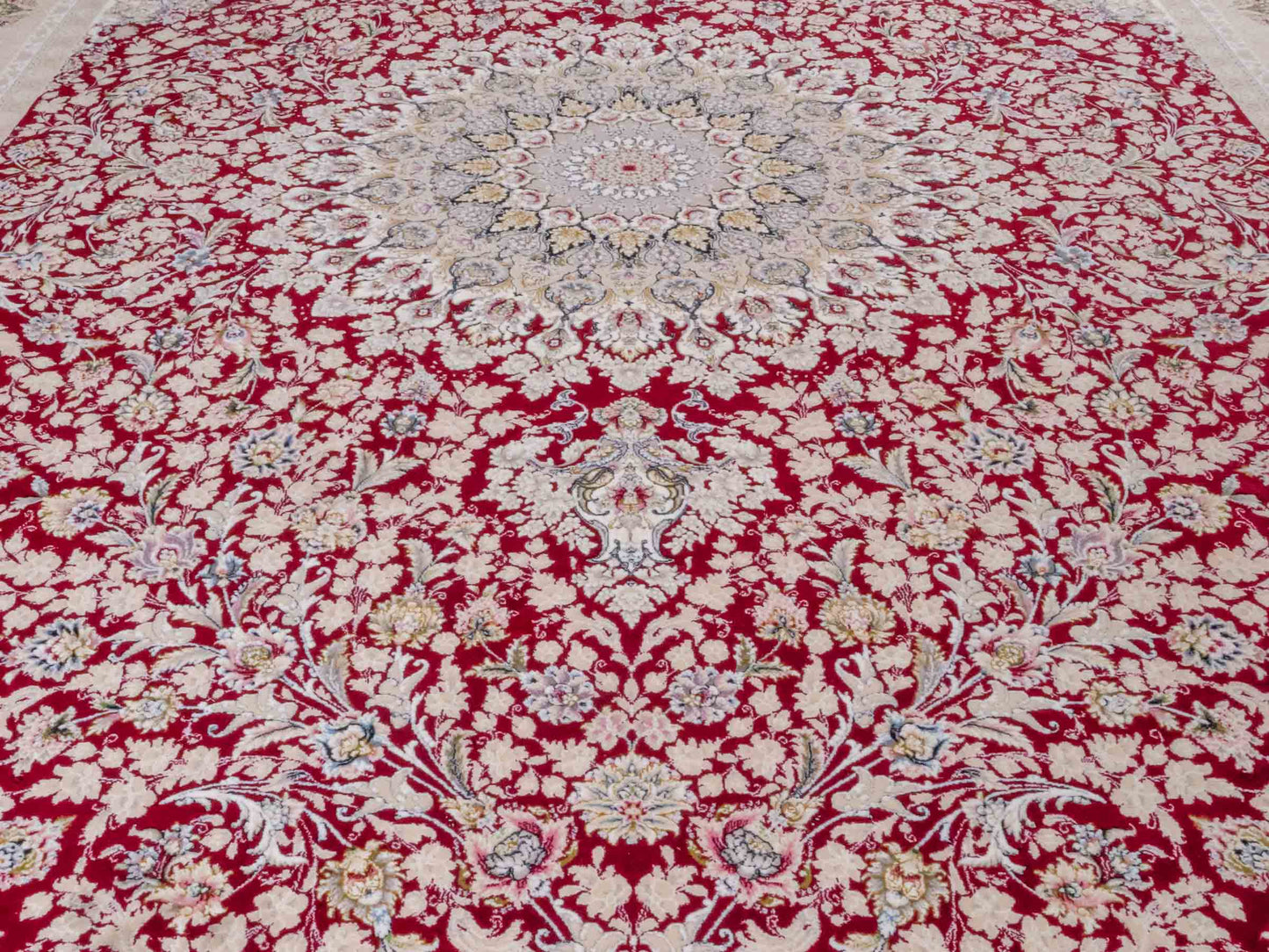 Persischer Maschinenteppich von Khademi aus Acryl, rot, Täbriz-Medaillon-Design, Größe: 300 x 200 cm. Made in Iran. Teppichnummer: KB4-1832. Verkauf durch Jupiter Intl.