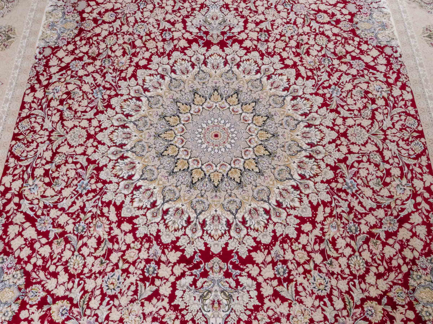 Persischer Maschinenteppich von Khademi aus Acryl, rot, Täbriz-Medaillon-Design, Größe: 300 x 200 cm. Made in Iran. Teppichnummer: KB4-1832. Verkauf durch Jupiter Intl.
