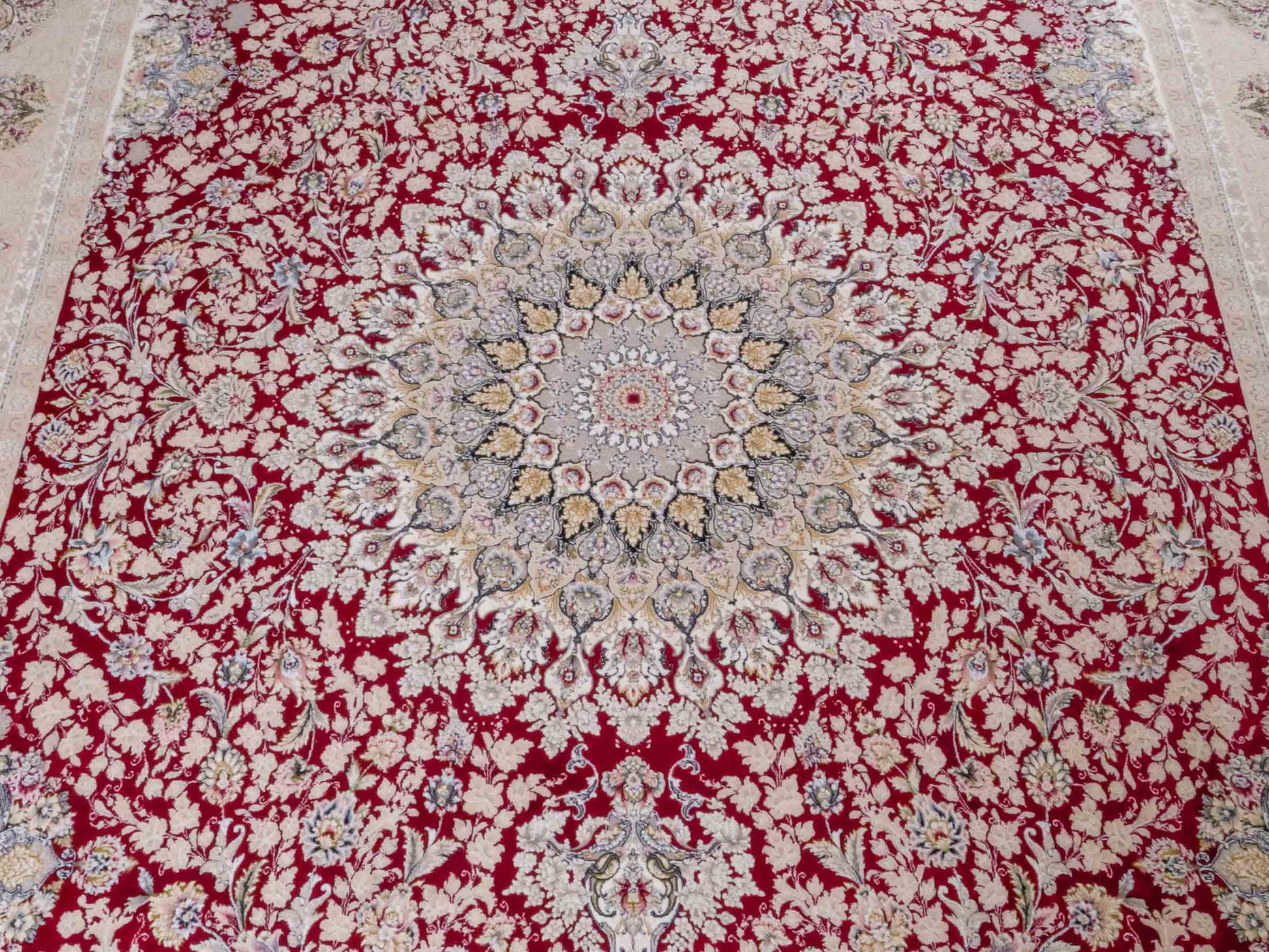 Persischer Maschinenteppich von Khademi aus Acryl, rot, Täbriz-Medaillon-Design, Größe: 300 x 200 cm. Made in Iran. Teppichnummer: KB4-1832. Verkauf durch Jupiter Intl.