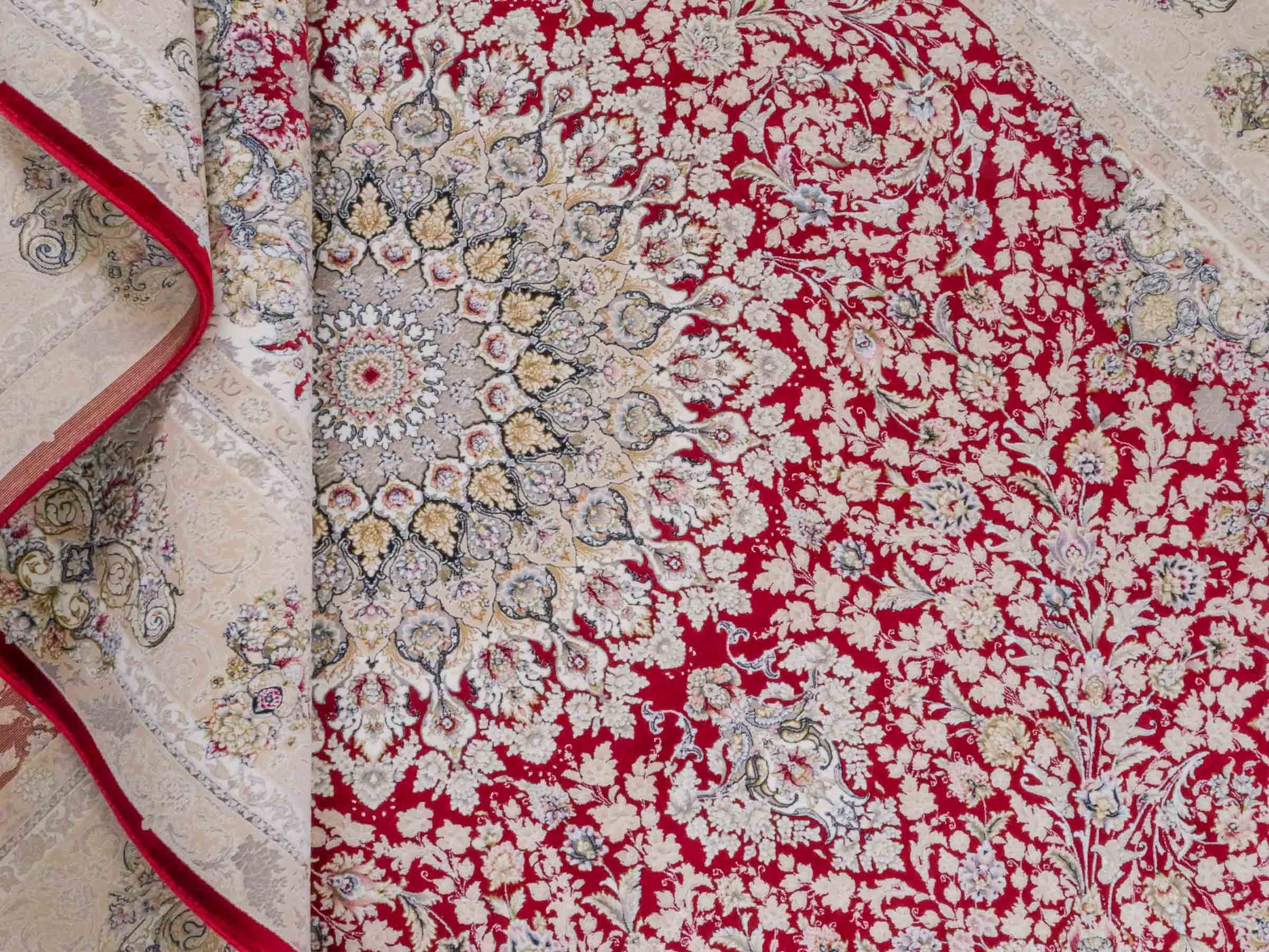 Persischer Maschinenteppich von Khademi aus Acryl, rot, Täbriz-Medaillon-Design, Größe: 300 x 200 cm. Made in Iran. Teppichnummer: KB4-1832. Verkauf durch Jupiter Intl.