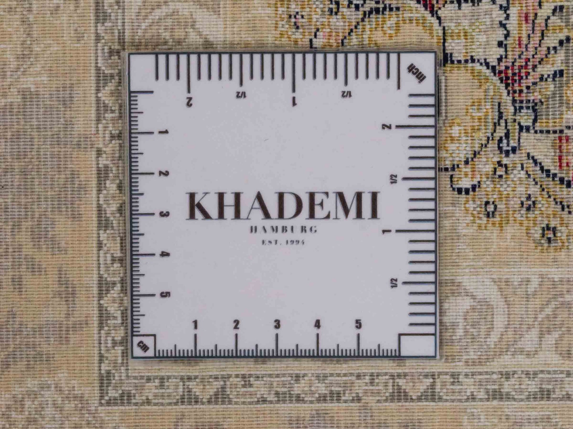 Persischer Maschinenteppich von Khademi aus Acryl, rot, Täbriz-Medaillon-Design, Größe: 300 x 200 cm. Made in Iran. Teppichnummer: KB4-1832. Verkauf durch Jupiter Intl.