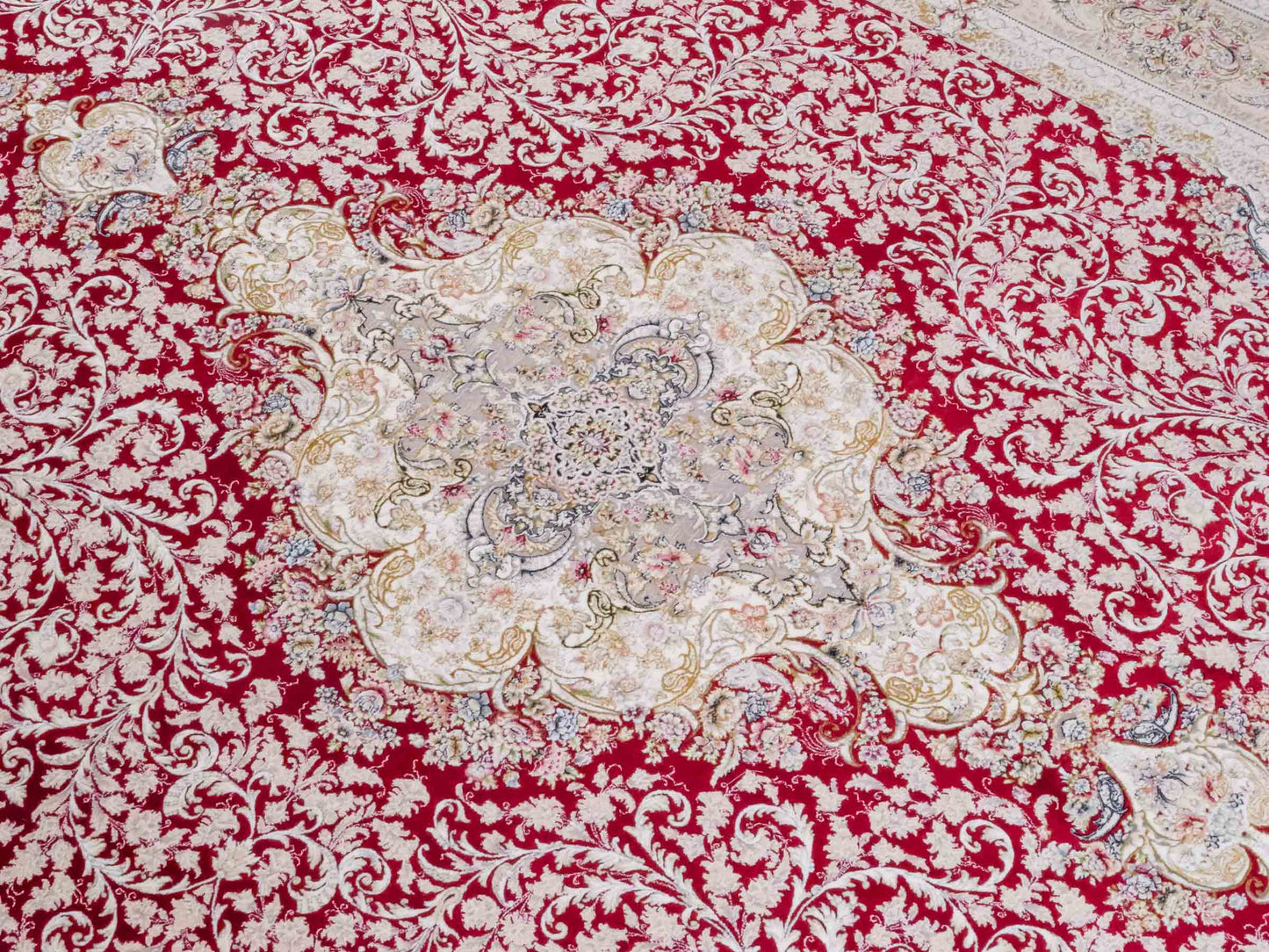 Persischer Maschinenteppich von Khademi aus Acryl, rot, Täbriz-Medaillon-Design, Größe: 300 x 200 cm. Made in Iran. Teppichnummer: KB4-1834. Verkauf durch Jupiter Intl.