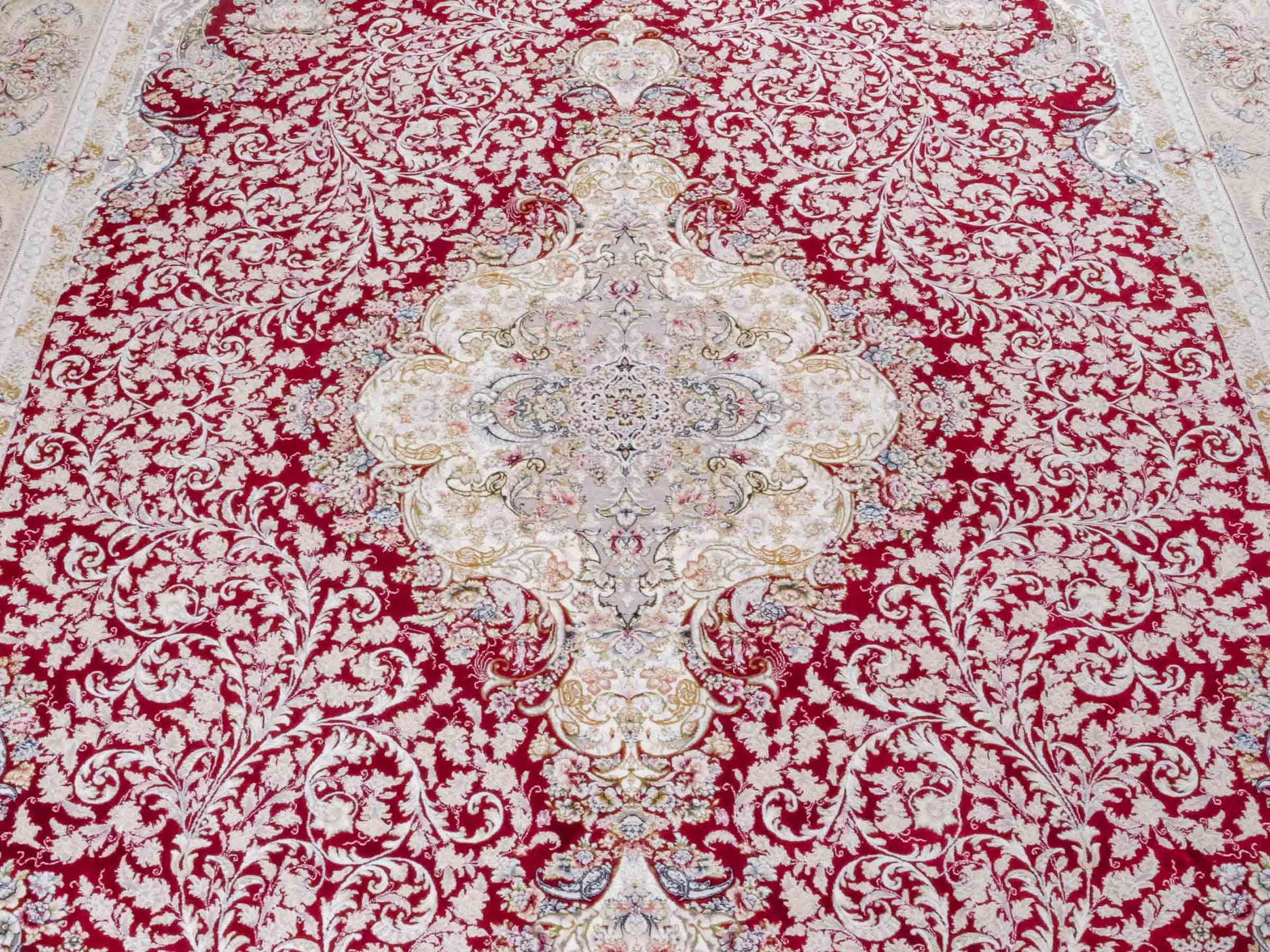 Persischer Maschinenteppich von Khademi aus Acryl, rot, Täbriz-Medaillon-Design, Größe: 300 x 200 cm. Made in Iran. Teppichnummer: KB4-1834. Verkauf durch Jupiter Intl.