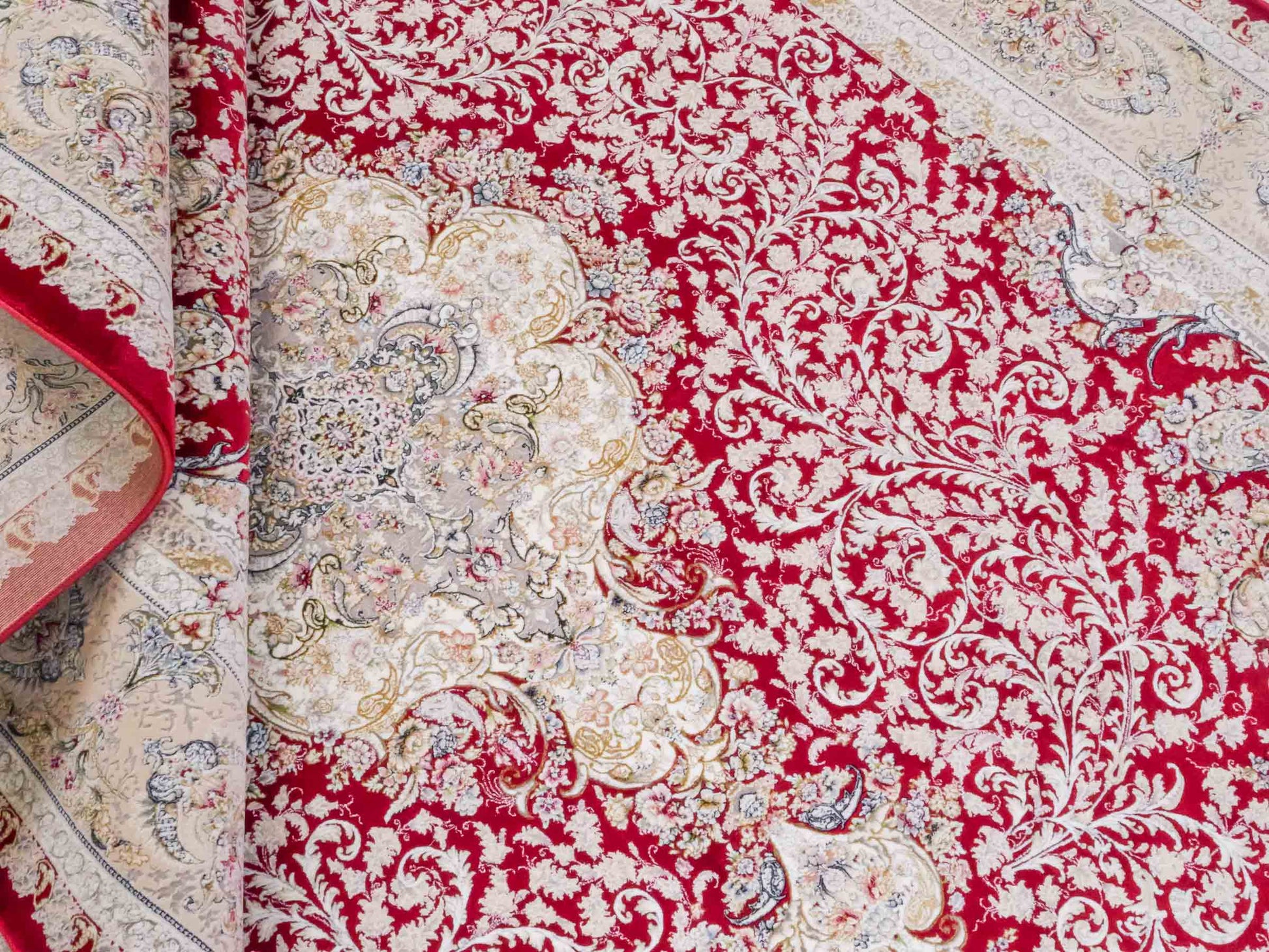 Persischer Maschinenteppich von Khademi aus Acryl, rot, Täbriz-Medaillon-Design, Größe: 300 x 200 cm. Made in Iran. Teppichnummer: KB4-1834. Verkauf durch Jupiter Intl.
