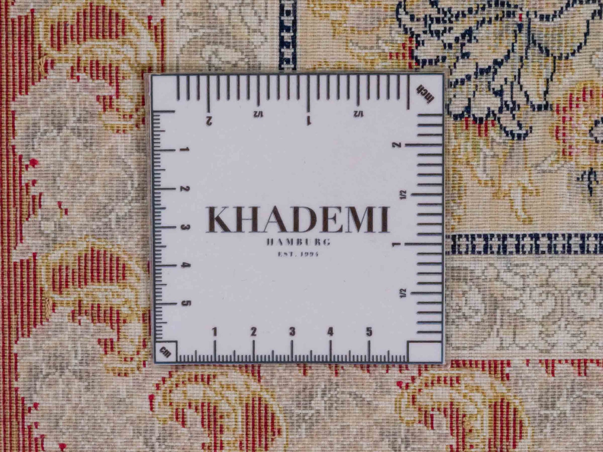 Persischer Maschinenteppich von Khademi aus Acryl, rot, Täbriz-Medaillon-Design, Größe: 300 x 200 cm. Made in Iran. Teppichnummer: KB4-1834. Verkauf durch Jupiter Intl.