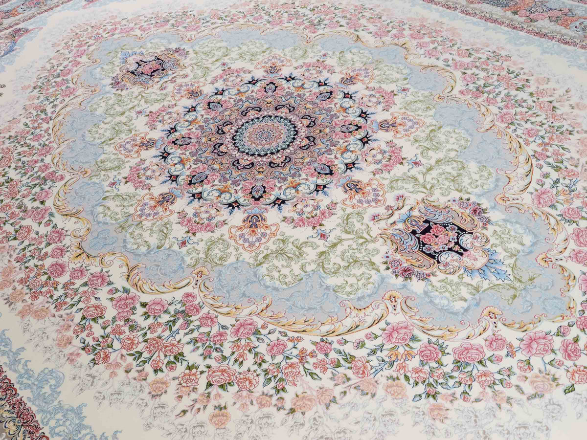 Persischer Maschinenteppich von Khademi aus Acryl, cremeweiß, mit Medaillon, Täbriz-Design, Größe: 350 x 250 cm. Made in Iran. Teppichnummer: KB4-1839. Verkauf durch Jupiter Intl.