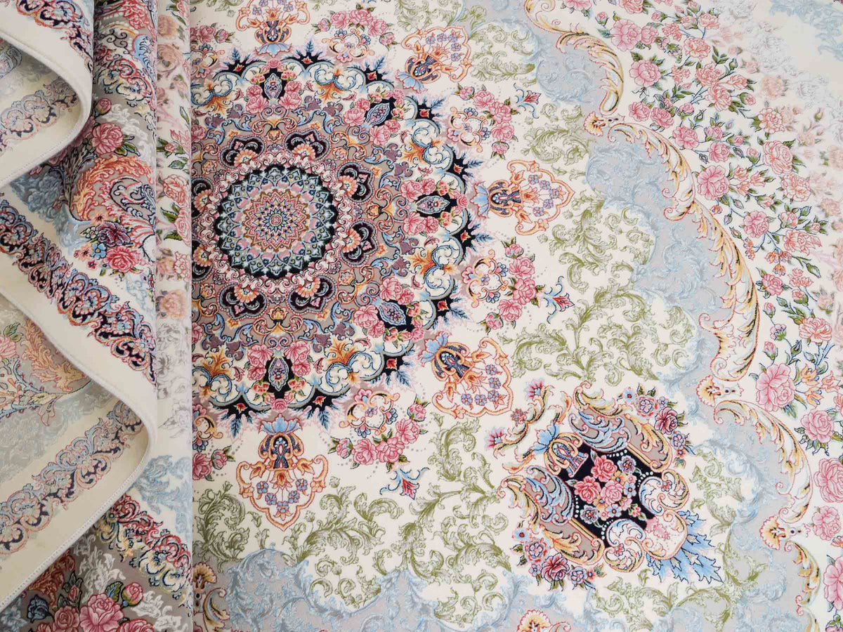 Persischer Maschinenteppich von Khademi aus Acryl, cremeweiß, mit Medaillon, Täbriz-Design, Größe: 350 x 250 cm. Made in Iran. Teppichnummer: KB4-1839. Verkauf durch Jupiter Intl.