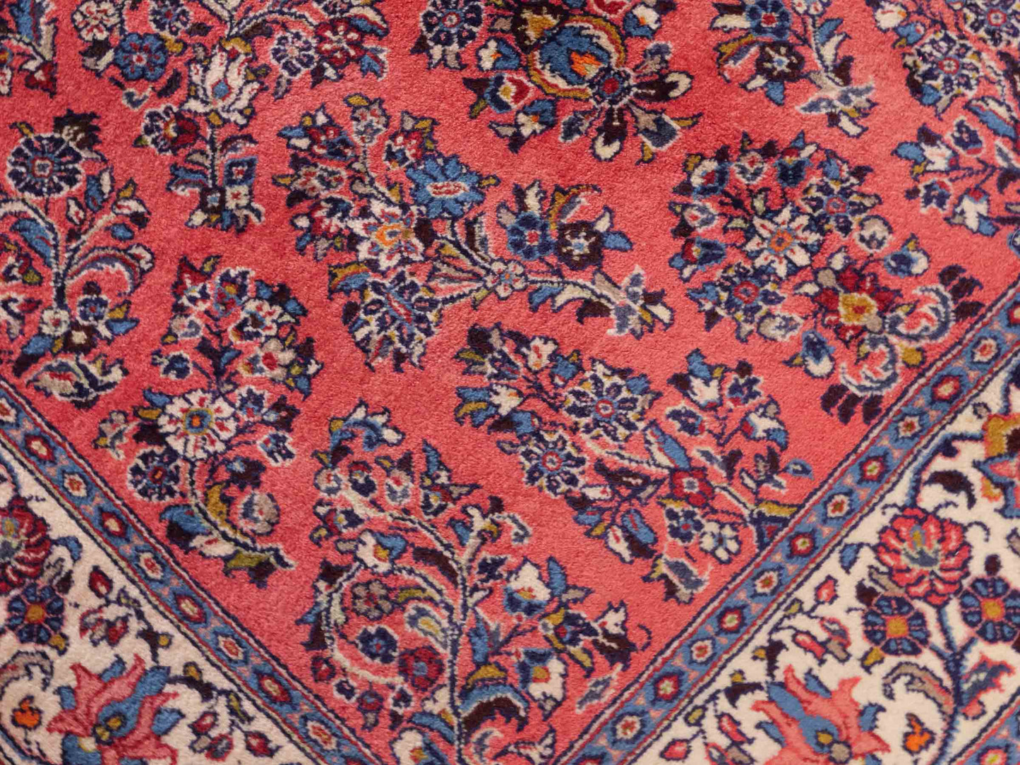 Feiner, handgeknüpfter Sarough Perserteppich von Khademi aus Wolle, rot. Persischer Orientteppich. Von Hand geknüpft in Iran. Größe: 210 cm x 130 cm. Teppichnummer: SB3-1113. Verkauf durch Jupiter Intl.