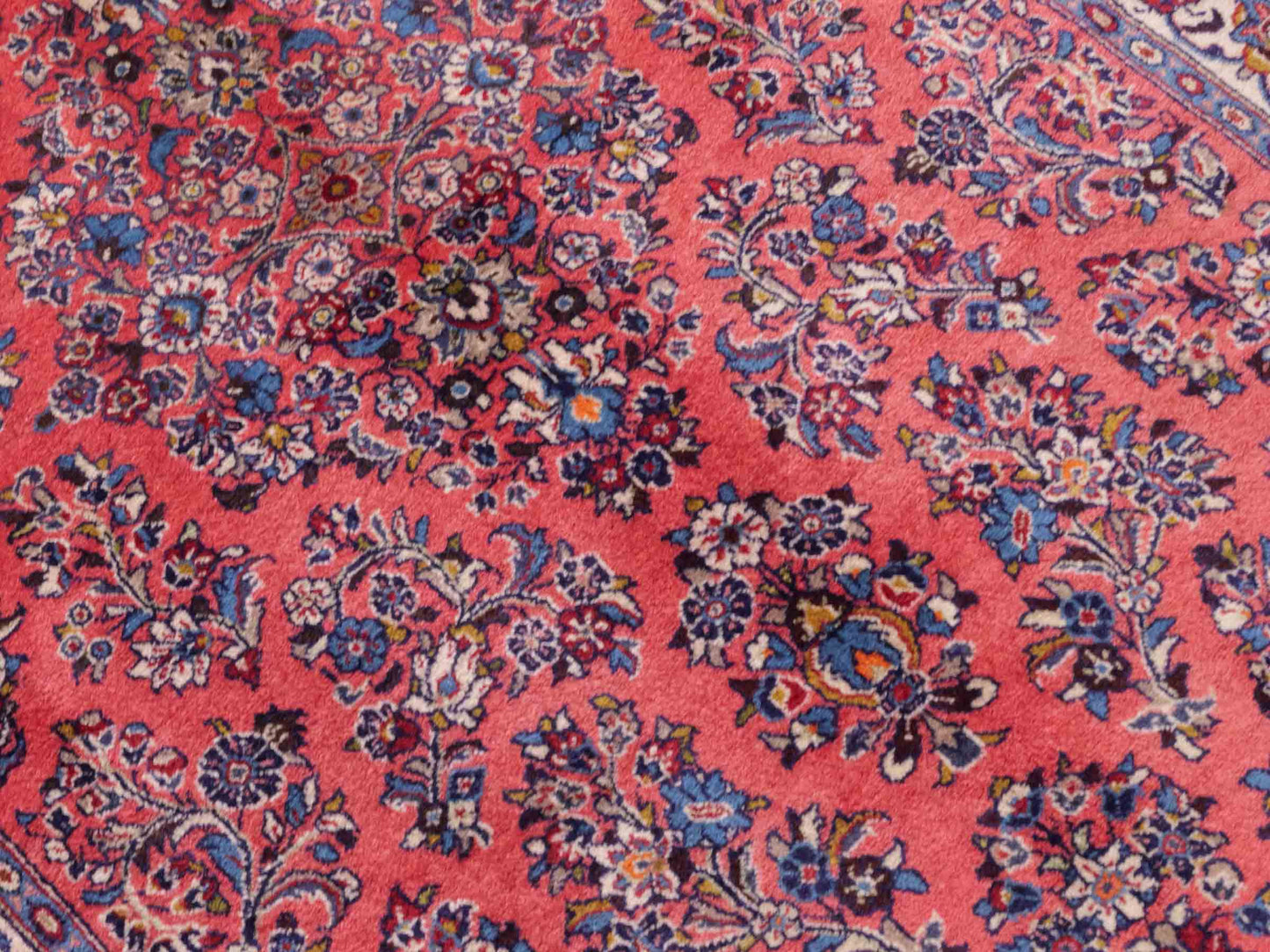 Feiner, handgeknüpfter Sarough Perserteppich von Khademi aus Wolle, rot. Persischer Orientteppich. Von Hand geknüpft in Iran. Größe: 210 cm x 130 cm. Teppichnummer: SB3-1113. Verkauf durch Jupiter Intl.