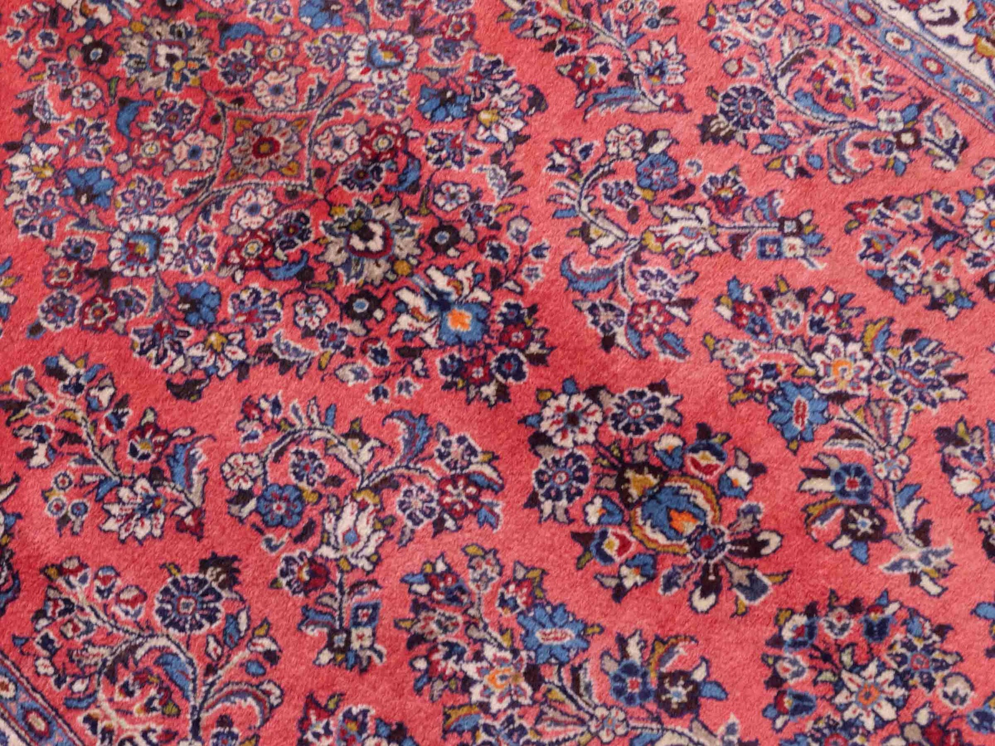 Feiner, handgeknüpfter Sarough Perserteppich von Khademi aus Wolle, rot. Persischer Orientteppich. Von Hand geknüpft in Iran. Größe: 210 cm x 130 cm. Teppichnummer: SB3-1113. Verkauf durch Jupiter Intl.