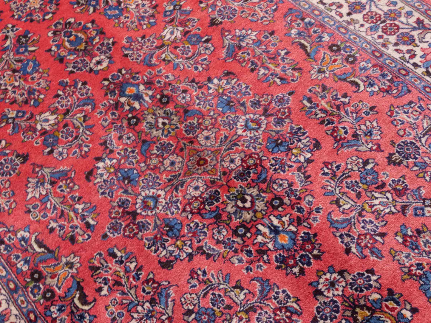 Feiner, handgeknüpfter Sarough Perserteppich von Khademi aus Wolle, rot. Persischer Orientteppich. Von Hand geknüpft in Iran. Größe: 210 cm x 130 cm. Teppichnummer: SB3-1113. Verkauf durch Jupiter Intl.