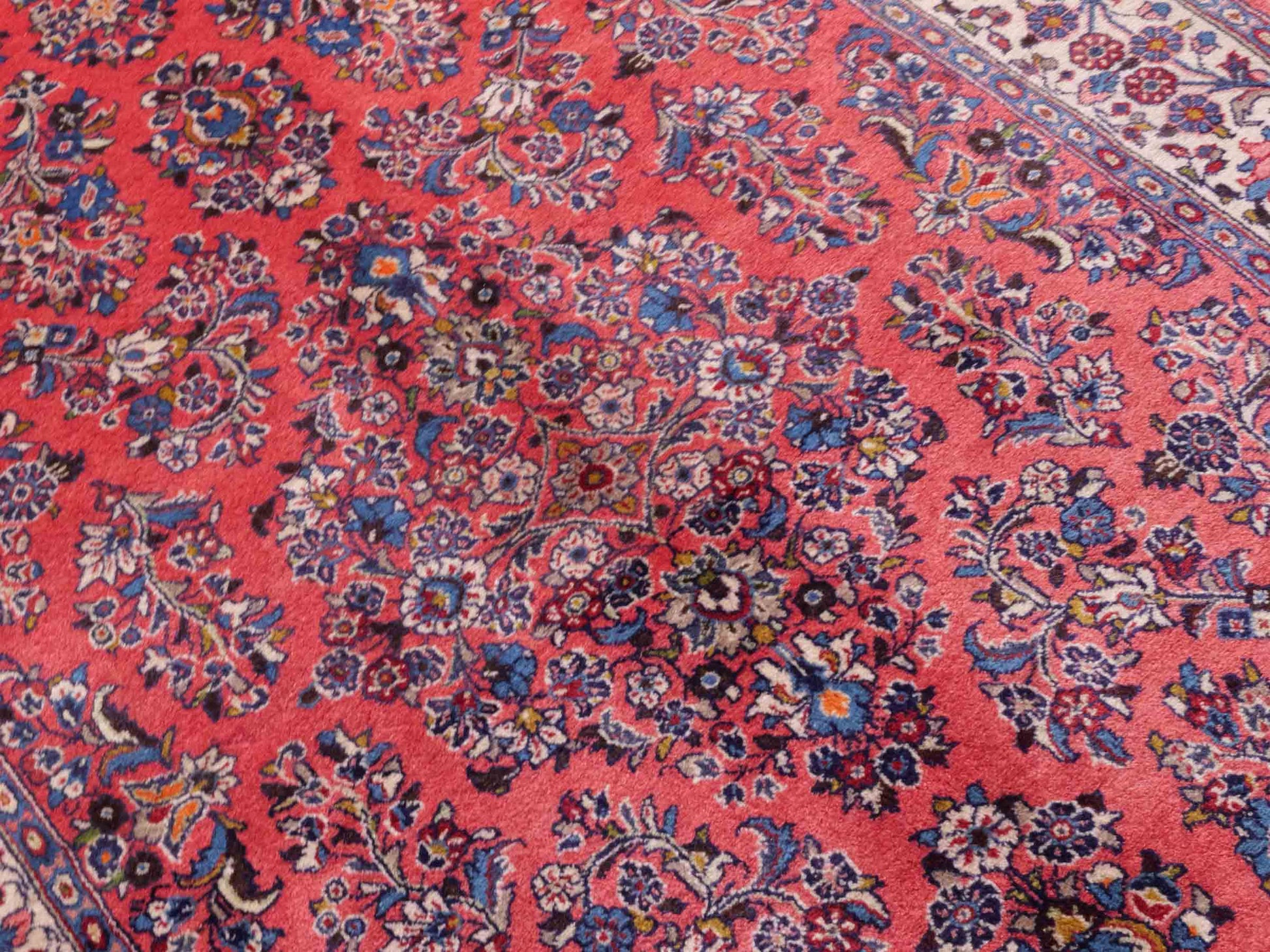 Feiner, handgeknüpfter Sarough Perserteppich von Khademi aus Wolle, rot. Persischer Orientteppich. Von Hand geknüpft in Iran. Größe: 210 cm x 130 cm. Teppichnummer: SB3-1113. Verkauf durch Jupiter Intl.