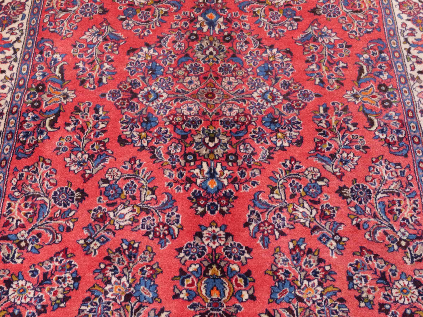 Feiner, handgeknüpfter Sarough Perserteppich von Khademi aus Wolle, rot. Persischer Orientteppich. Von Hand geknüpft in Iran. Größe: 210 cm x 130 cm. Teppichnummer: SB3-1113. Verkauf durch Jupiter Intl.