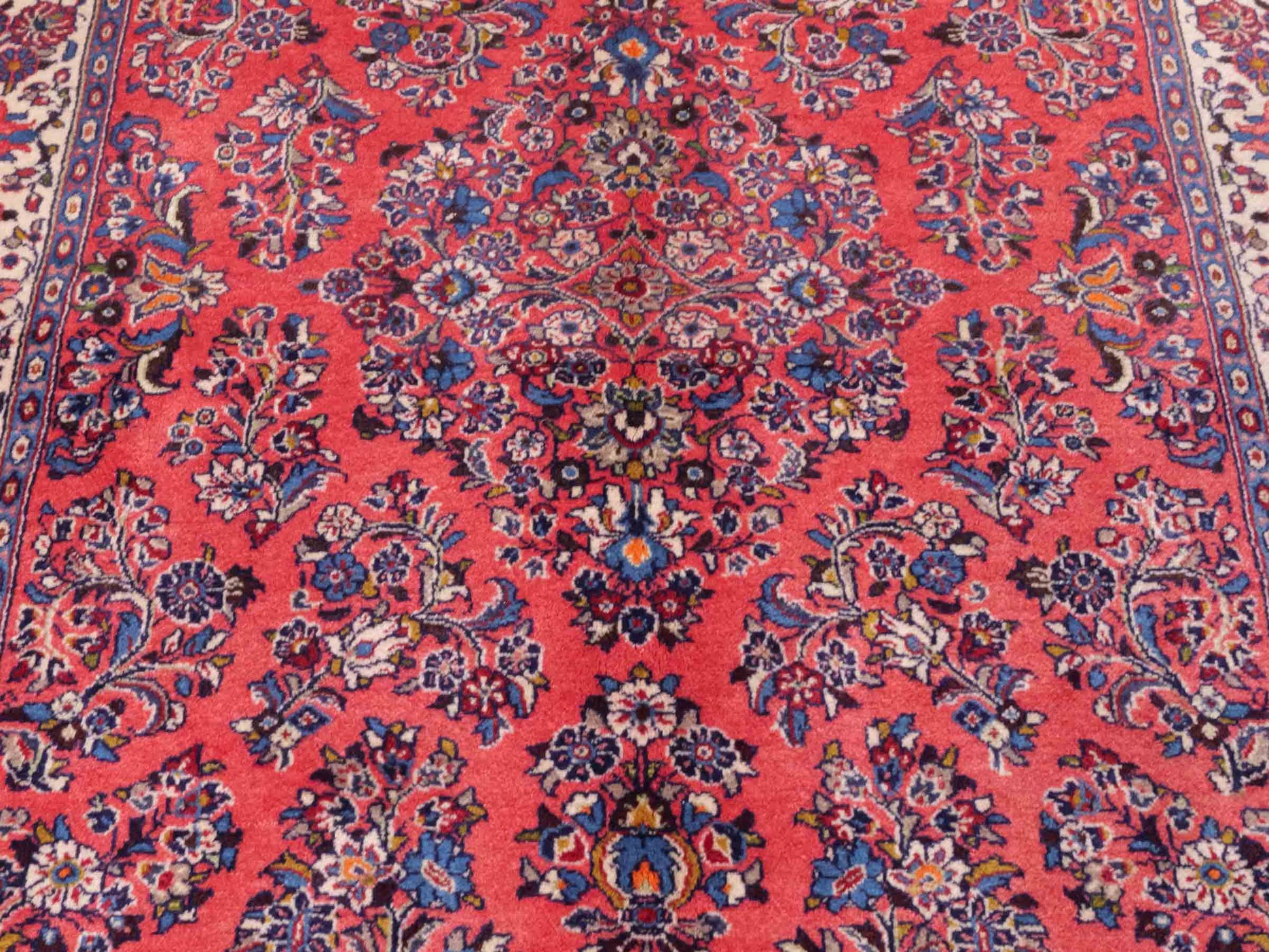 Feiner, handgeknüpfter Sarough Perserteppich von Khademi aus Wolle, rot. Persischer Orientteppich. Von Hand geknüpft in Iran. Größe: 210 cm x 130 cm. Teppichnummer: SB3-1113. Verkauf durch Jupiter Intl.