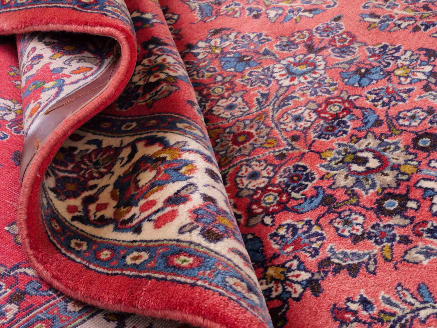 Feiner, handgeknüpfter Sarough Perserteppich von Khademi aus Wolle, rot. Persischer Orientteppich. Von Hand geknüpft in Iran. Größe: 210 cm x 130 cm. Teppichnummer: SB3-1113. Verkauf durch Jupiter Intl.