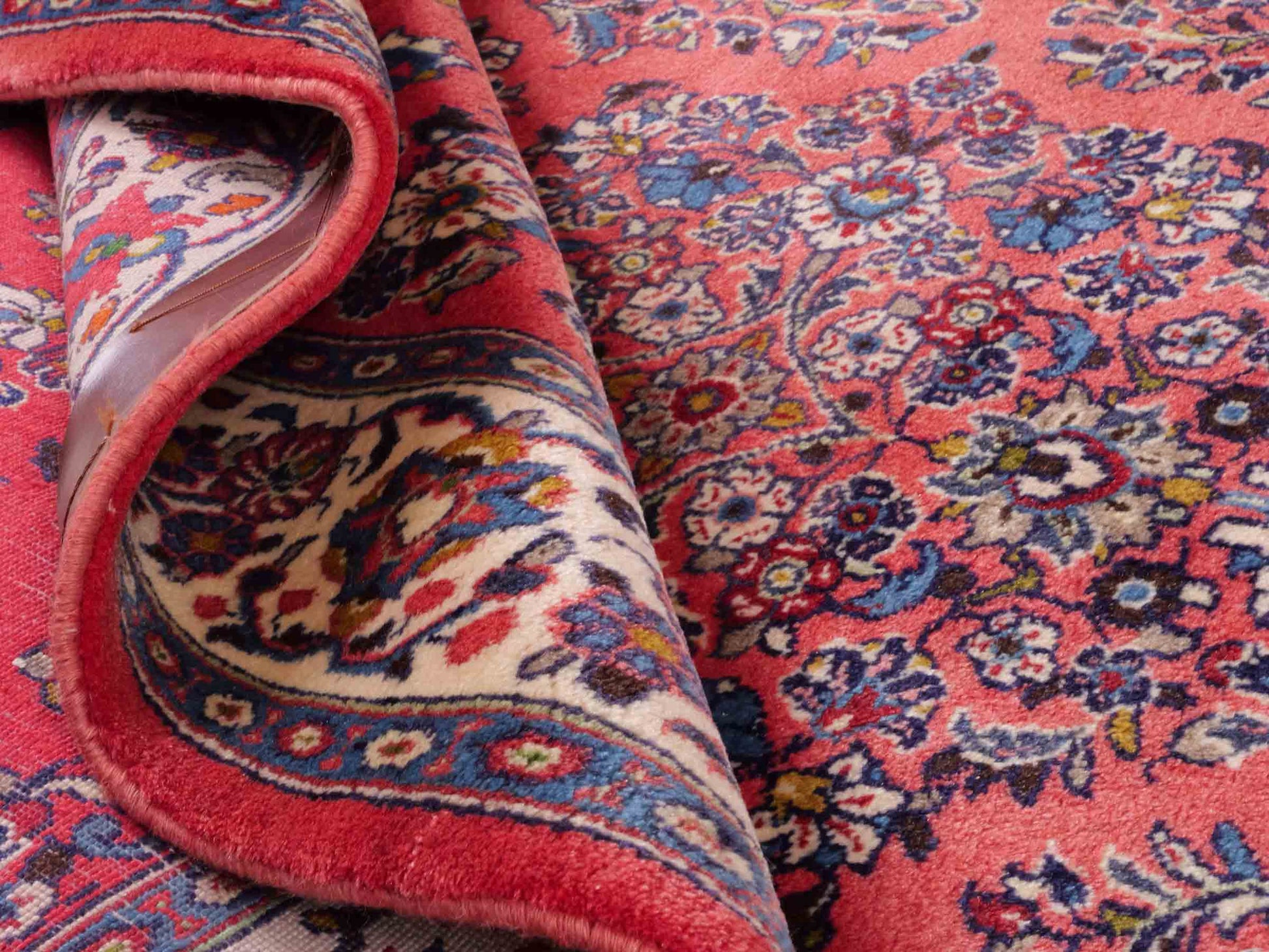 Feiner, handgeknüpfter Sarough Perserteppich von Khademi aus Wolle, rot. Persischer Orientteppich. Von Hand geknüpft in Iran. Größe: 210 cm x 130 cm. Teppichnummer: SB3-1113. Verkauf durch Jupiter Intl.